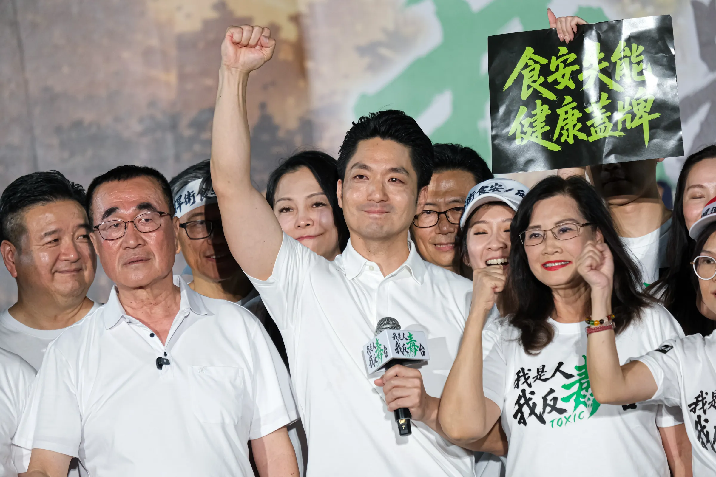20260725-國民黨25日於凱道發起「我是人,我反毒台」集會,圖為台北市長蔣萬安(中)、國民黨新北市長參選人李四川(左二)。(劉偉宏攝)