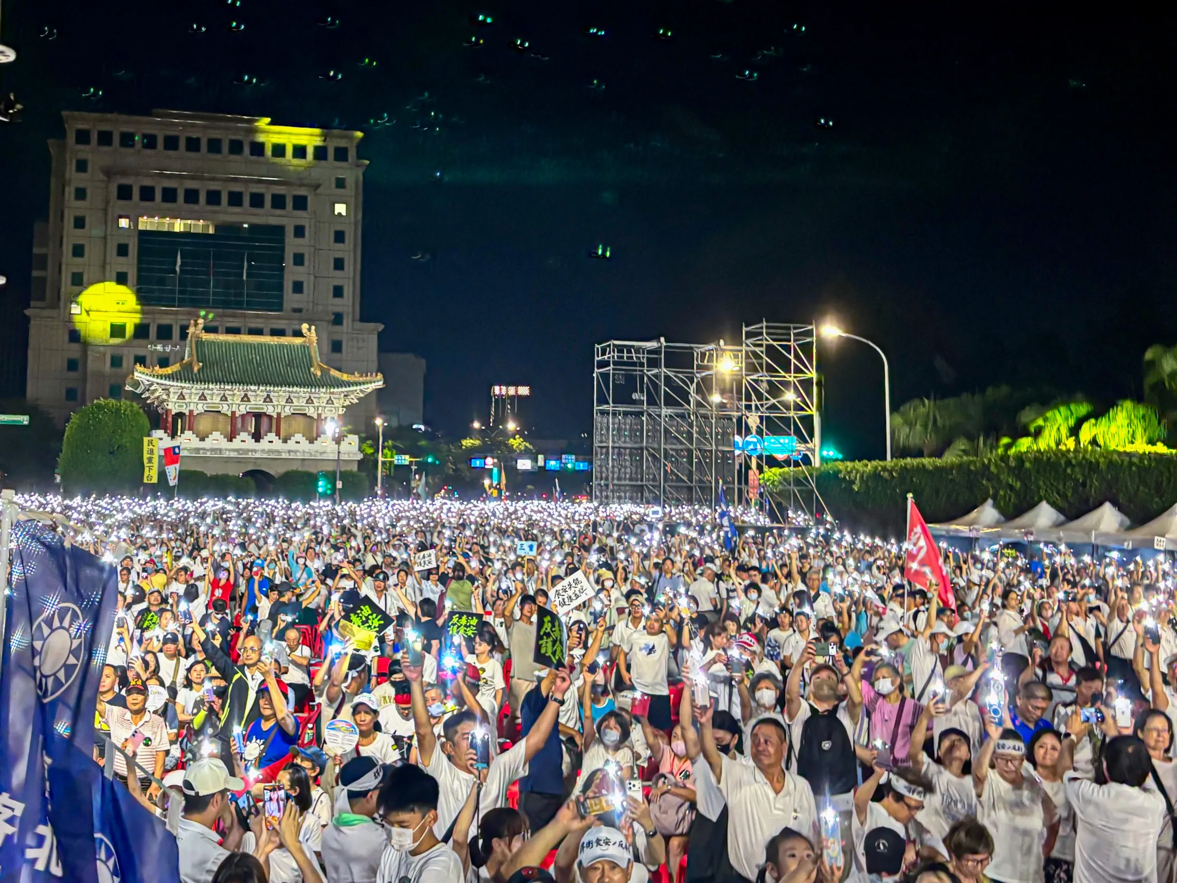 20260725-國民黨與民眾黨25日於凱道發起「我是人,我反毒台」集會,圖為現場參與民眾。(劉偉宏攝)