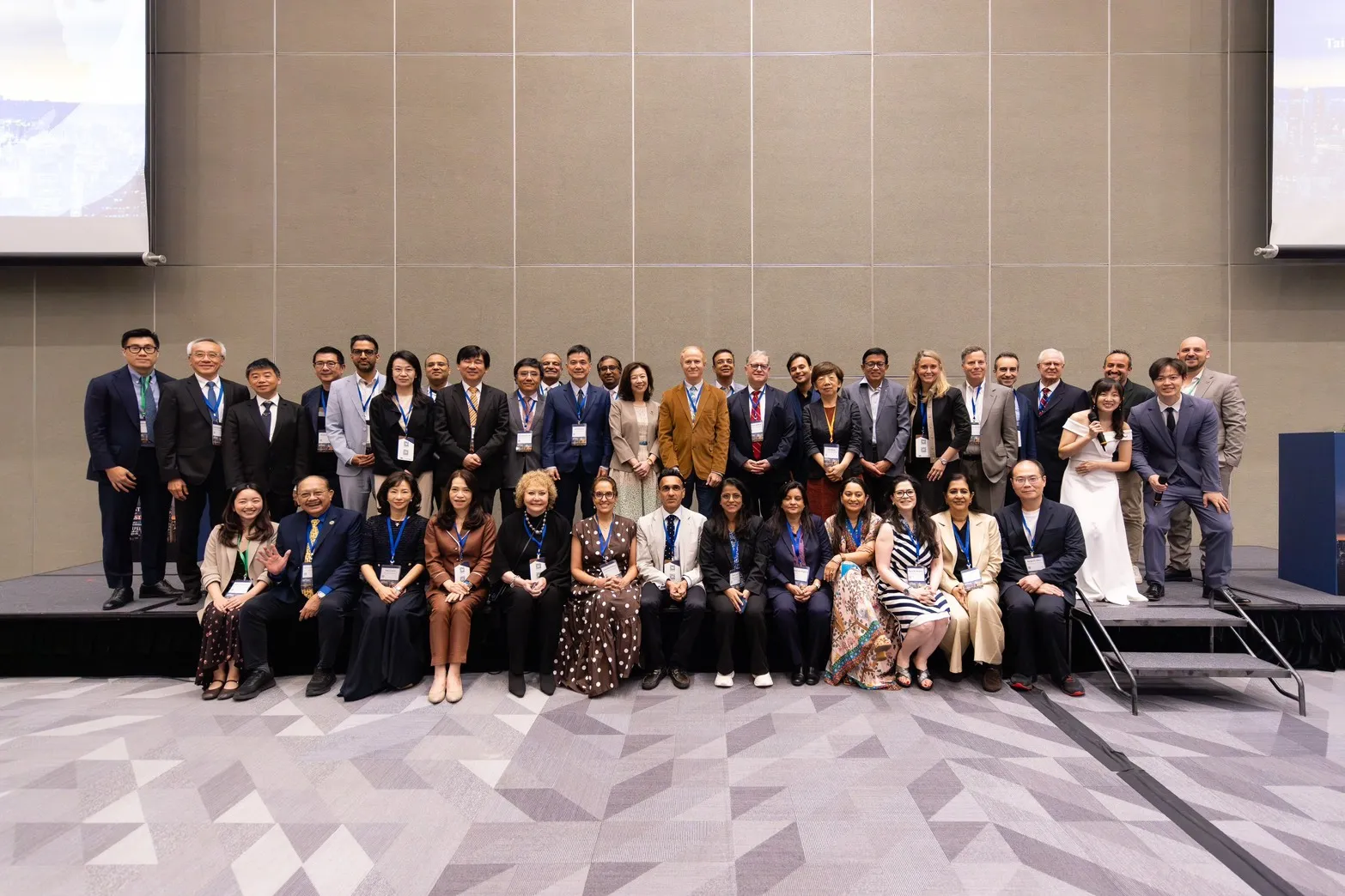 ISRS與TSCRS兩會理監事及應邀出席的國內外眼科專家合影。孫啟欽期盼透過國際交流,提升台灣在智慧眼科與臨床研究領域的參與度。(圖/孫啟欽醫師提供)