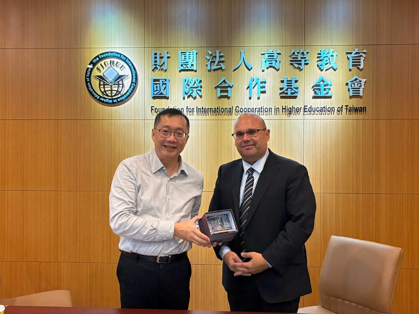 新任以色列駐台代表卓以洛(Israel Strulov,右)於6月履新後,已拜訪多個政府機關。(以色列駐台辦事處臉書)