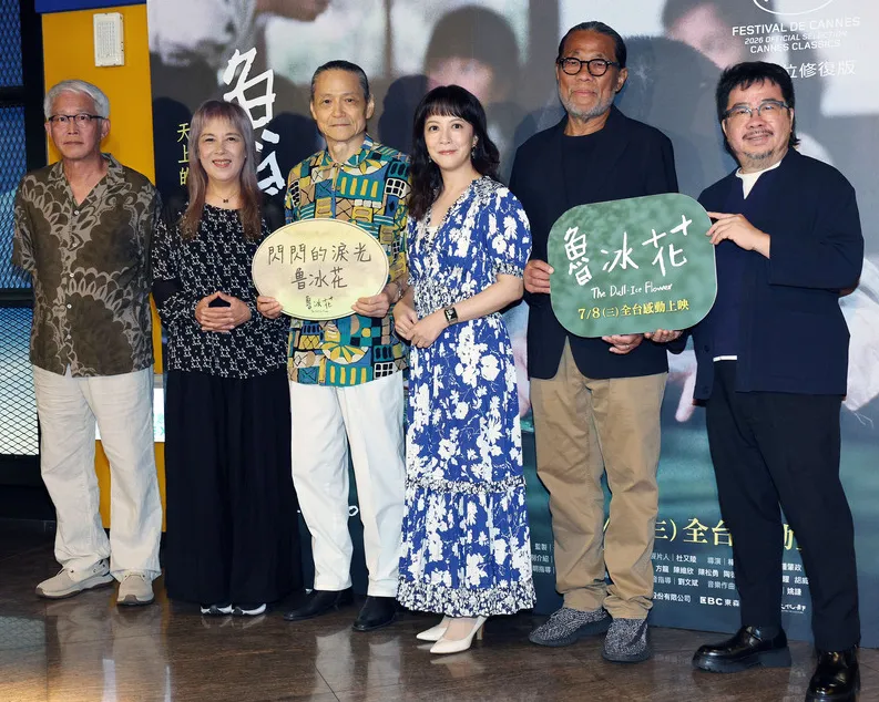 台灣經典國民電影「魯冰花」37週年大團圓特別場26日在西門國賓大戲院放映,國家電影及視聽文化中心董事長褚明仁(右起)、攝影師李屏賓、主演李淑楨、導演楊立國、主題曲原唱曾淑勤、美術指導張財銘出席。(中央社)