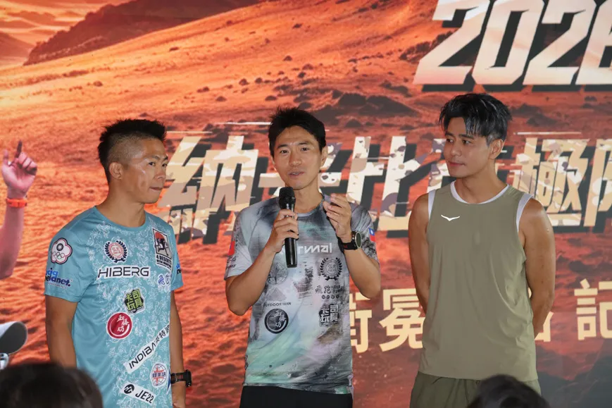 台灣超馬選手李銘峰(中)分享挑戰團隊備戰精神,現場集結多位超級馬拉松好手,共同迎接納米比亞沙漠極限賽考驗。(圖/主辦單位提供)