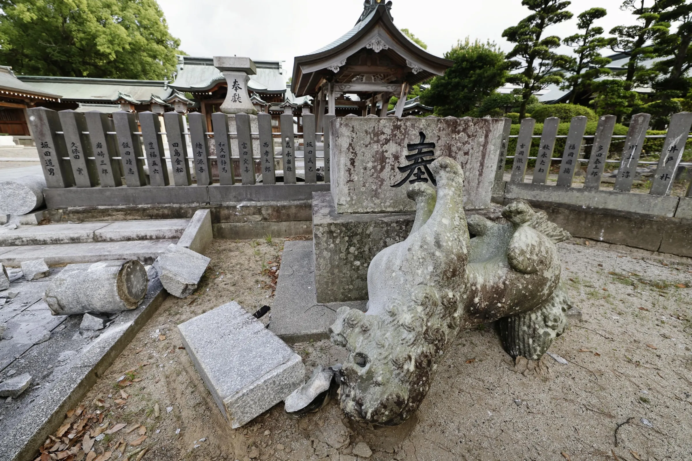 2026年7月28日,日本南部九州島熊本縣發生地震,八代神社的護寺犬雕像也被震倒。(美聯社)