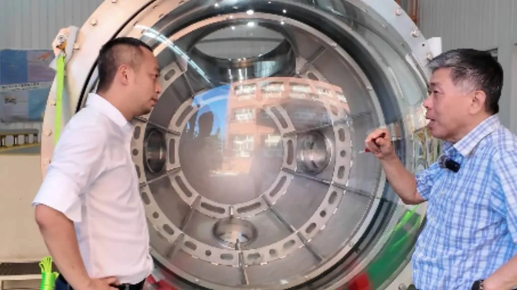 吳昱鋒諮詢王兆璋前海洋中心主任暨台船董事,建構無人船供應鏈,為前鎮小港的傳統產業注入轉型強心針,打造高雄真正的海洋科技品牌。(圖/吳昱鋒服務處提供)
