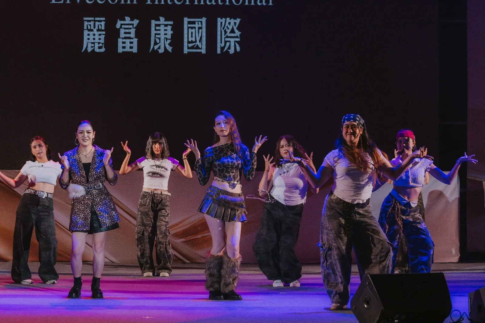活動主持人透過不同舞風轉換舞台氛圍,融合韓系甜美與美式熱情元素。(圖/麗富康國際)