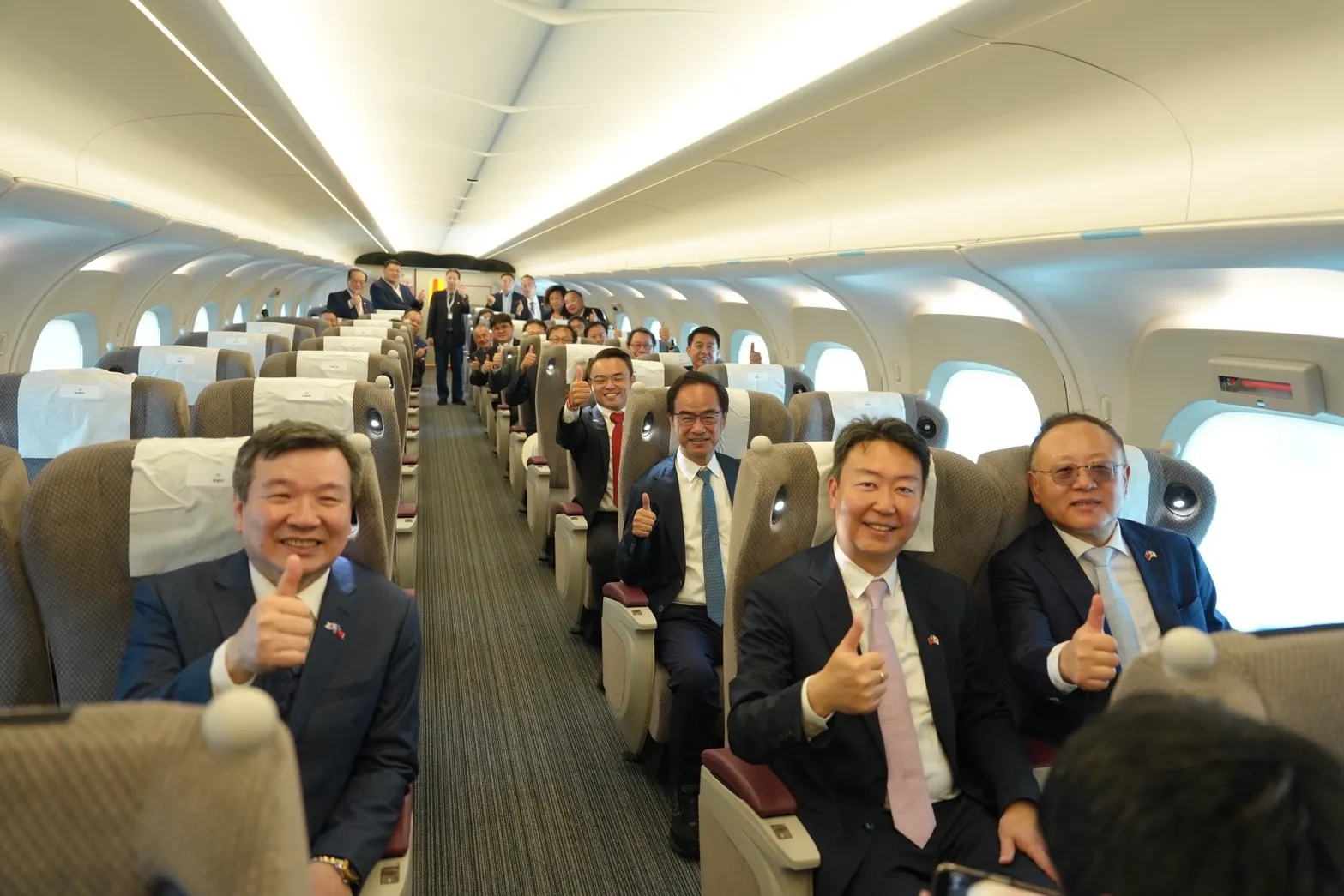 台灣高鐵公司史哲董事長(前排右一)陪同交通部陳世凱部長(前排右二)、駐日代表李逸洋大使(前排左)等多位貴賓參觀N700ST商務車廂。(台灣高鐵提供)