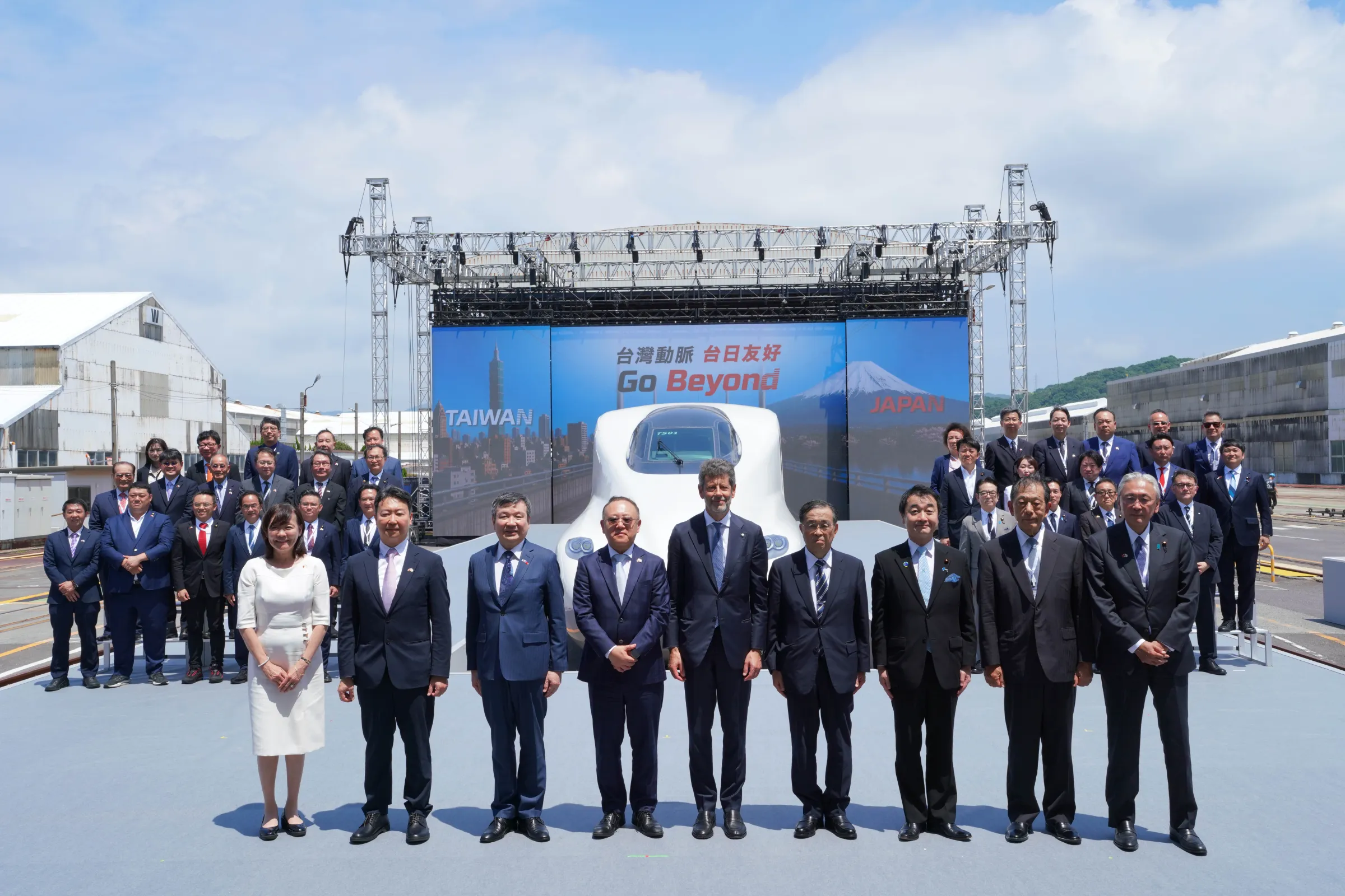 交通部陳世凱部長(前左二)、台灣高鐵公司史哲董事長(前左四)、駐日代表李逸洋大使(前左三)、日立軌道事業集團Marino執行長(前排中)及台日與會貴賓合影。(台灣高鐵提供)