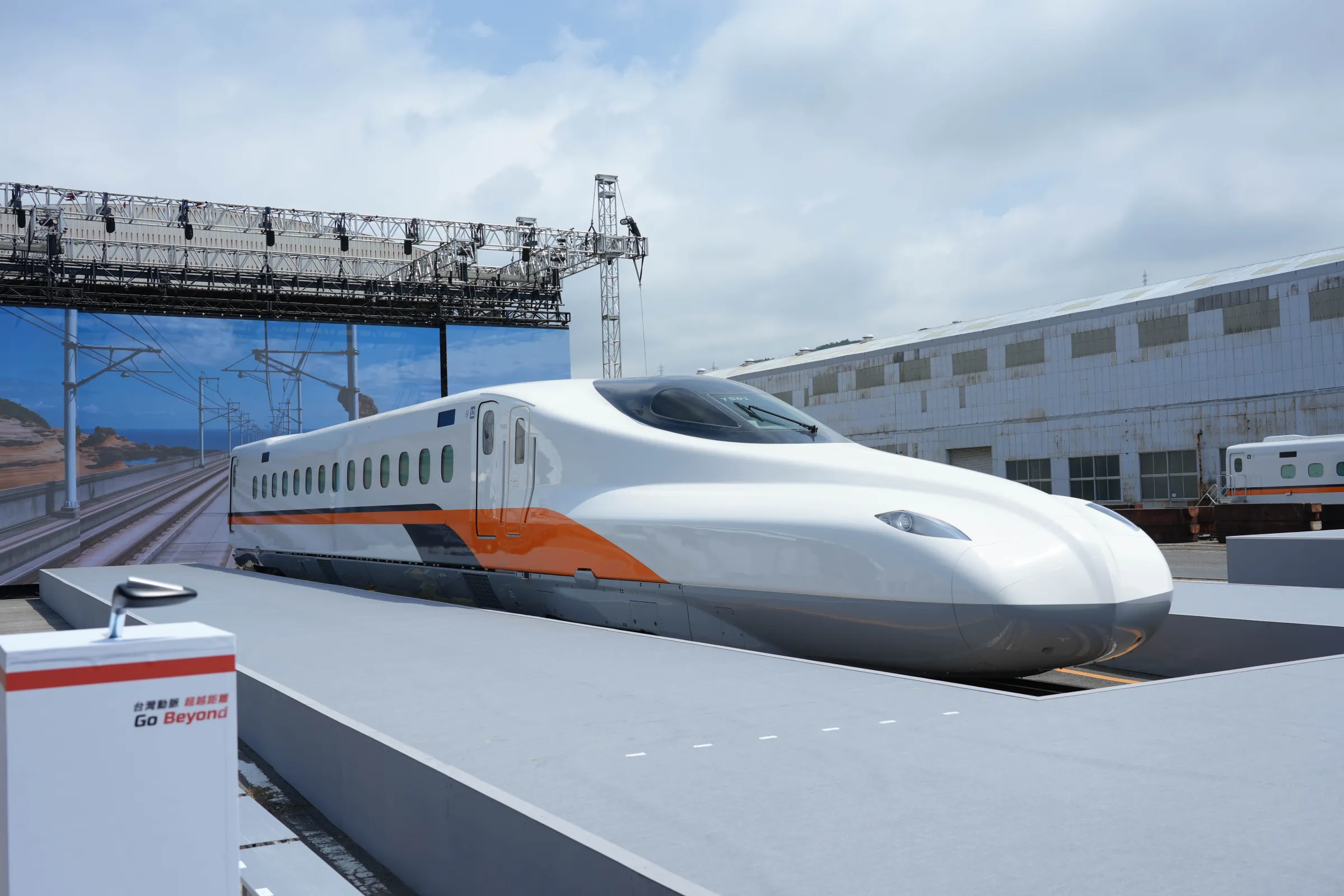 台灣高鐵新世代列車N700ST於7月30日在日本山口縣日立笠戶工廠正式出廠。(台灣高鐵提供)