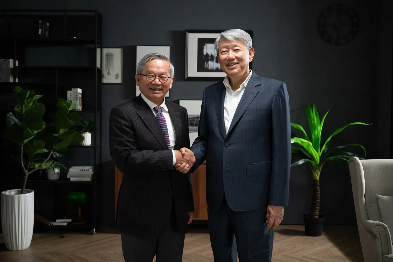 國科會主委吳誠文(左)力挺棒協參選人郭智輝(右)是棒球科技化與產業化的唯一人選(圖/郭智輝辦公室提供)