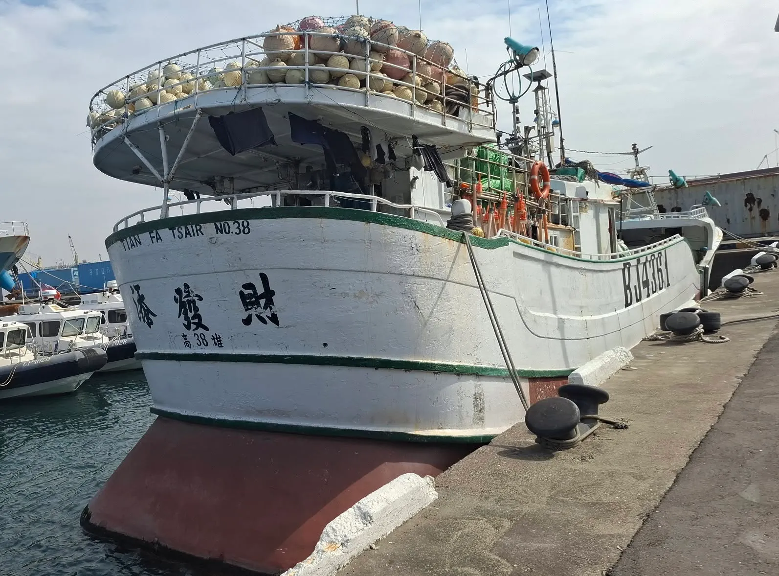 法務部行政執行署高雄分署8月初將舉行法拍會,起標價300萬鮪釣船是最受關注的競拍物件之一。(圖/取自法務部行政執行署高雄分署臉書)
