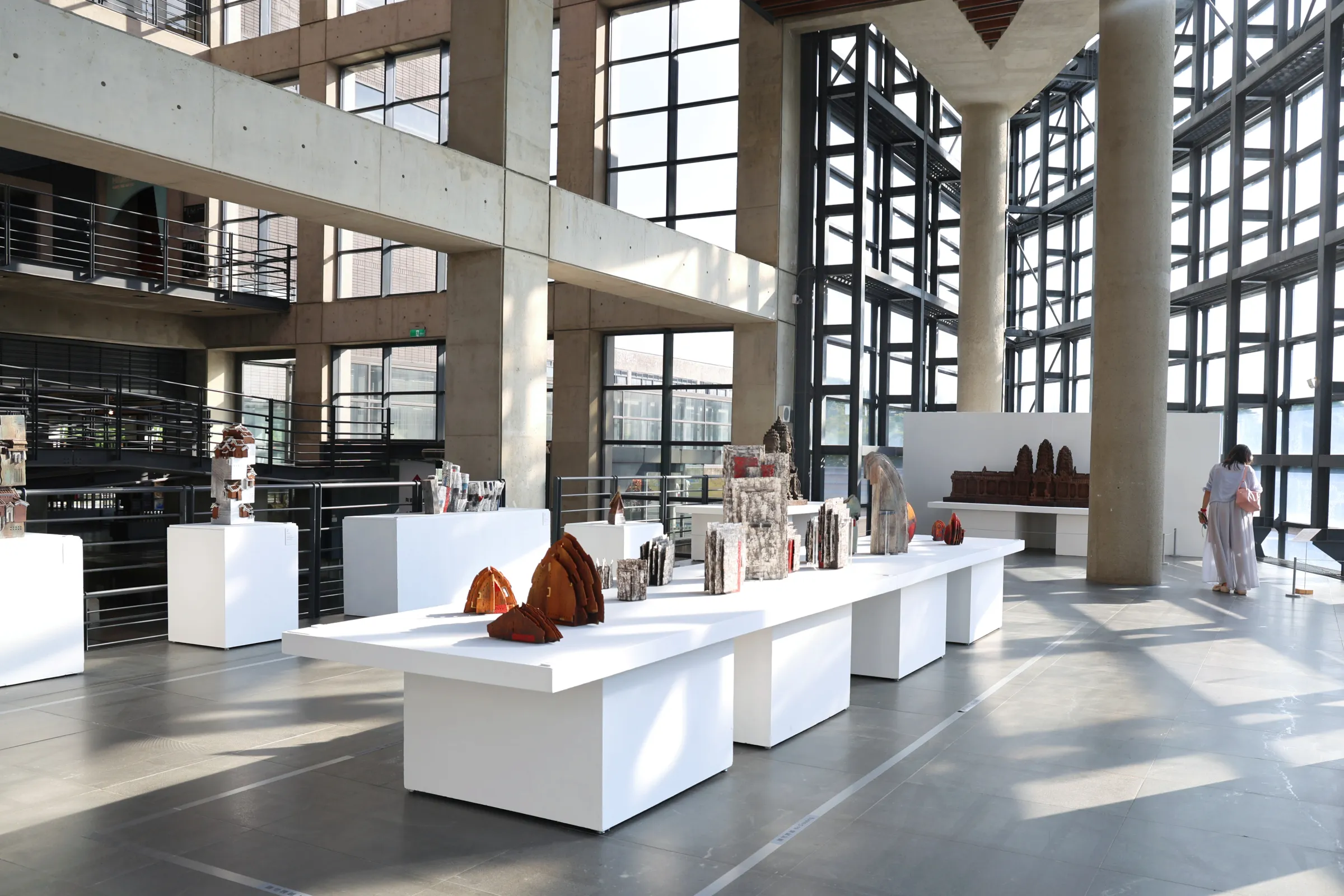 「構・築—許明香陶瓷雕塑個展」即日起至8月30日在陶博館1樓陽光特展室展出。(圖/陶博館提供)