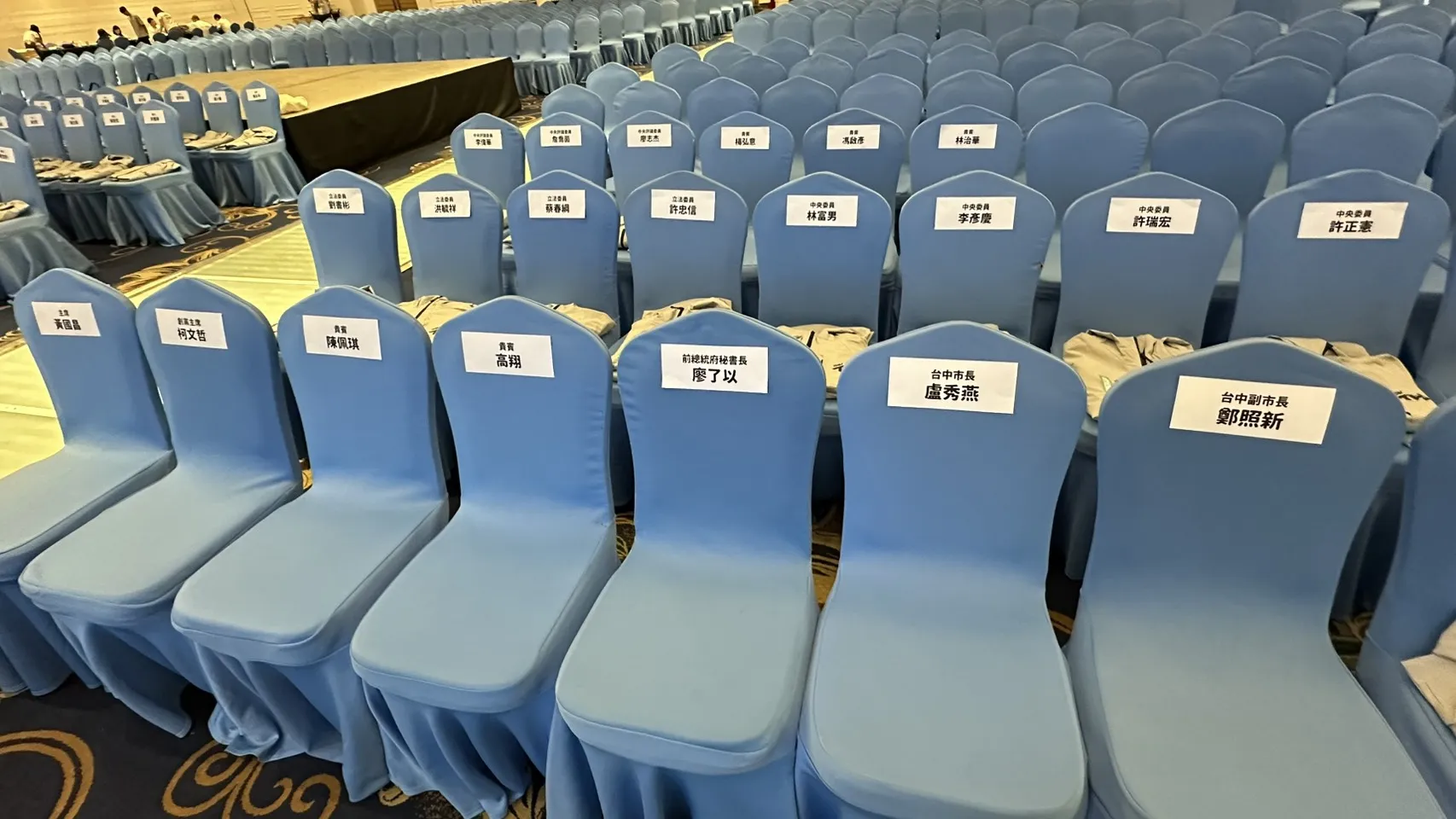 民眾黨今(2)日下午將舉行黨慶活動,會前被發現現場設有國民黨籍的台中市長盧秀燕的貴賓座位,引起關注。(羅立邦攝)