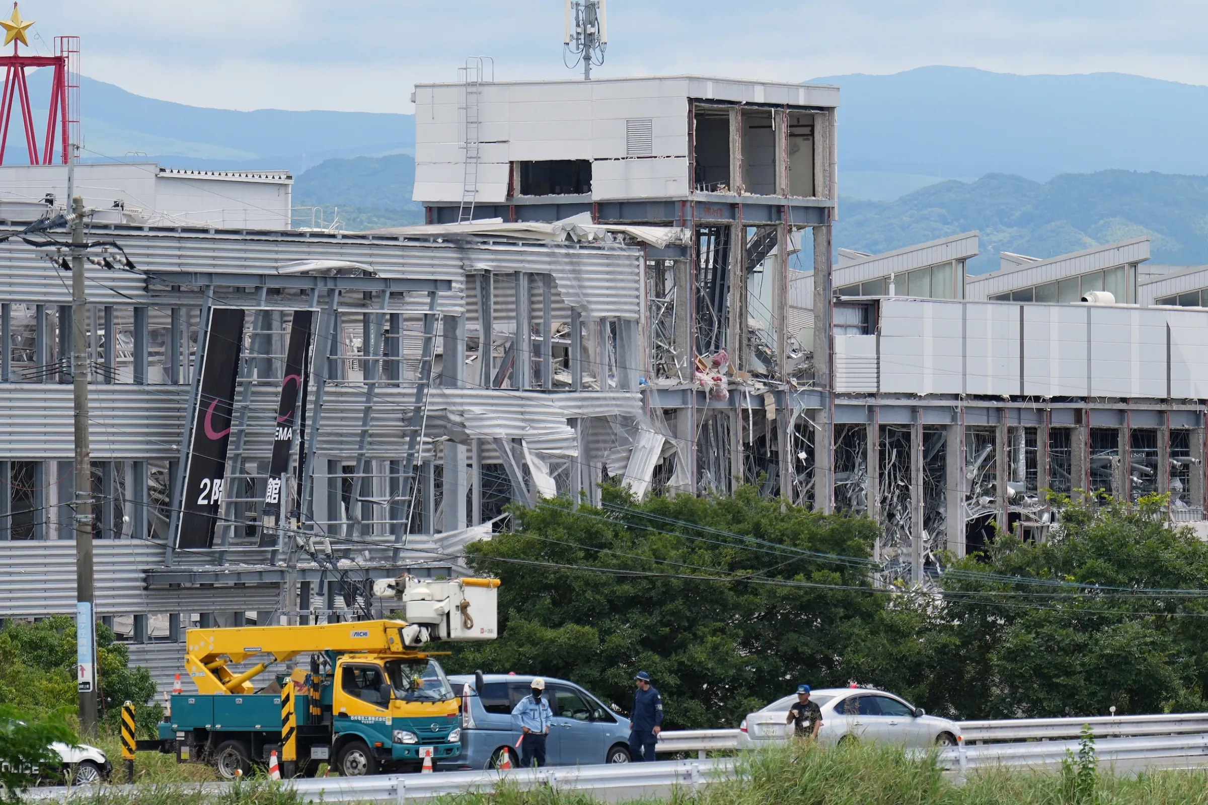 2026年7月29日,日本南部熊本縣鹿島市因地震爆炸而受損的永旺購物中心(AEON Mall)。(美聯社)