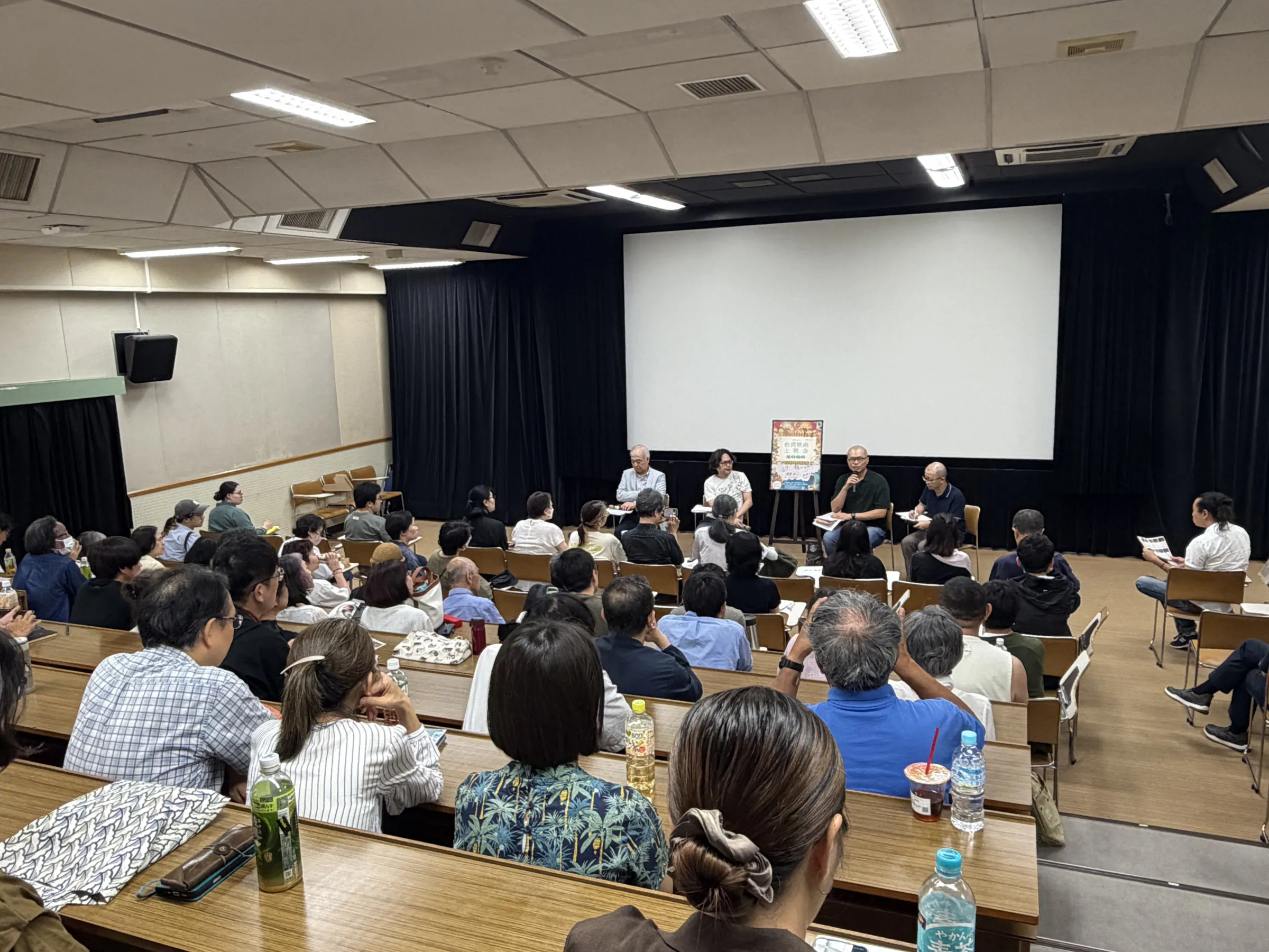 台湾初の総統直接選挙を背景にした映画「夜明けの前に」の上映会が日本映画大学で開催され、ツァオ・シーハン監督が制作秘話や台湾映画の魅力を語った。映画宣伝・大福