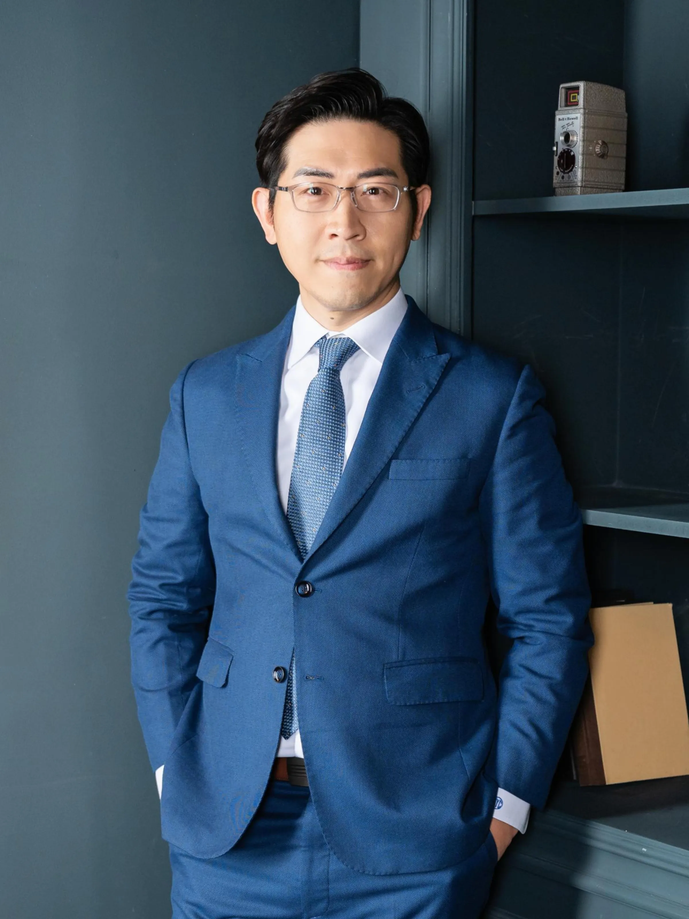 張經義是台灣人,曾任東方衛視駐白宮記者,是白宮記者團100年來第一位華文媒體成員。目前張經義派駐阿聯酋阿布達比,在第一線觀察美國伊朗戰爭的發展。(出版社提供)