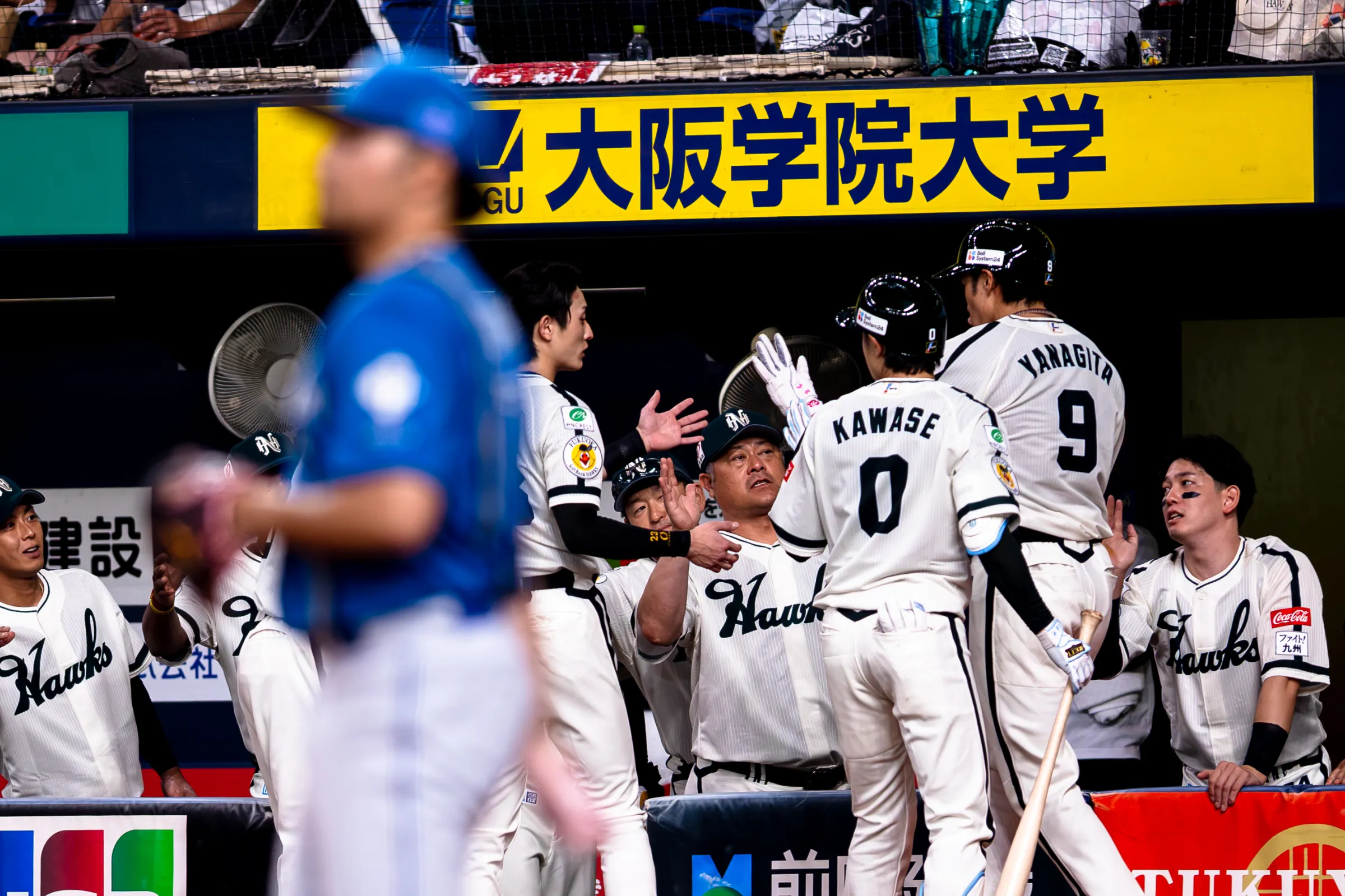 6回、山本祐大の右翼への犠牲フライで先制のホームを踏む柳田悠岐。この1点が決勝点となった。(写真/丁勤紜撮影)
