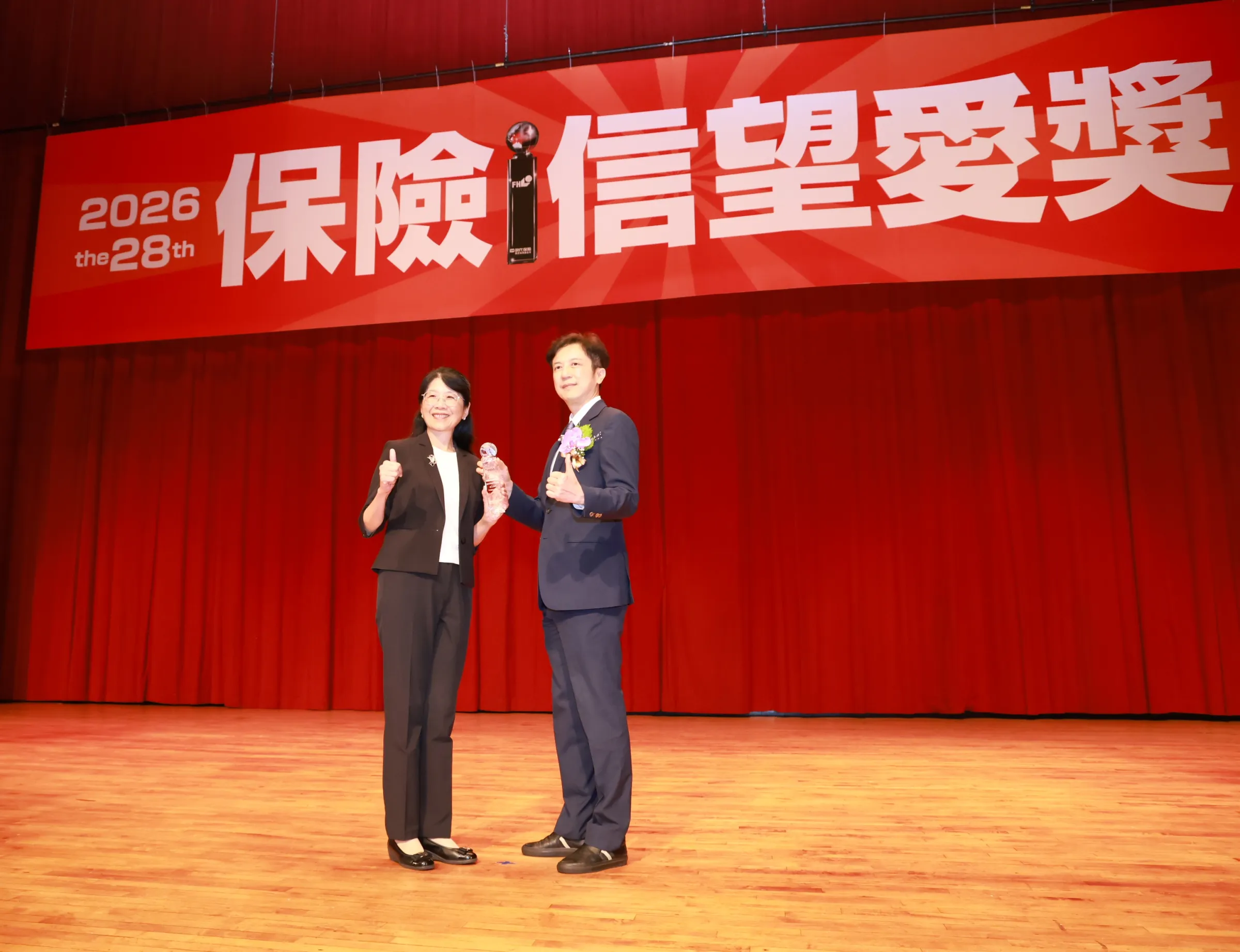 土地銀行副總經理程佩瑜(左)榮獲金管會副主任委員陳彥良(右)頒發「2026保險信望愛獎」輔助人組「最佳保險專業獎」肯定。