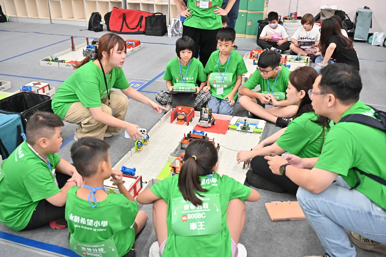 本屆全面採用 VEX Robotics 國際競賽規格,涵蓋工程筆記本審查、團隊面試、技能挑戰賽與完整 Judged Awards 評獎體系,以 Tournament Manager 軟體管理賽程,讓孩子從驗機到頒獎都是貨真價實的體驗。