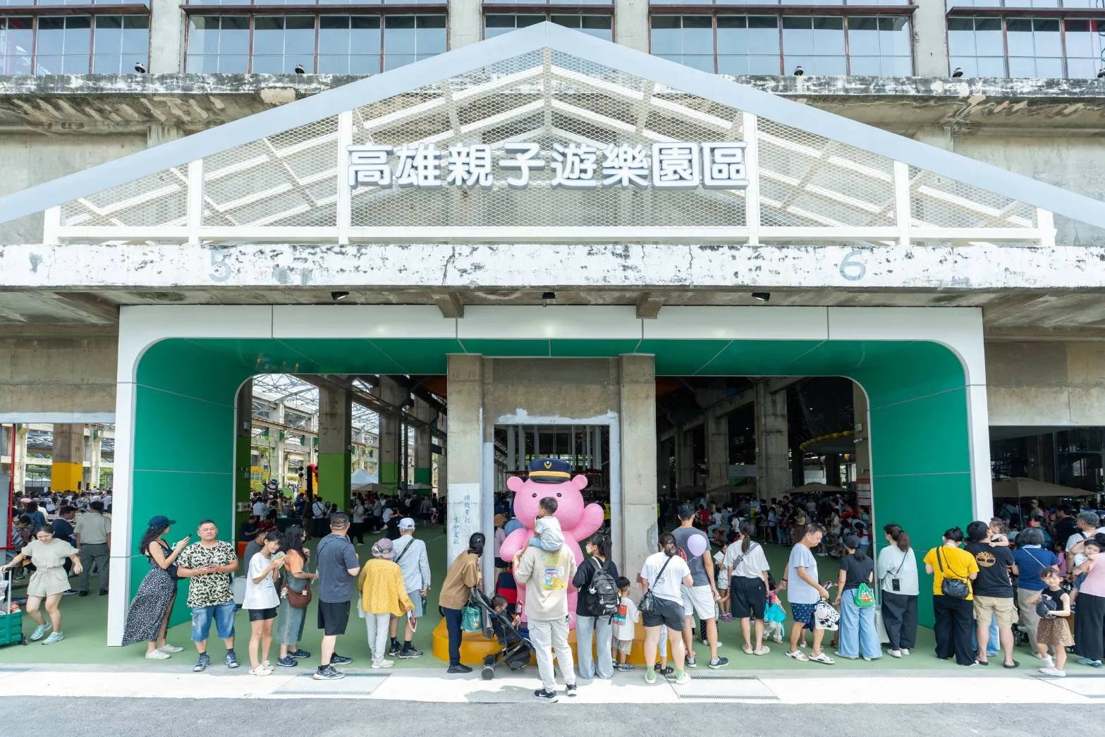 全台最大「高雄親子遊樂園區」正式啟用,首日即吸引超過3萬人次到訪。(圖/高市都發局提供)