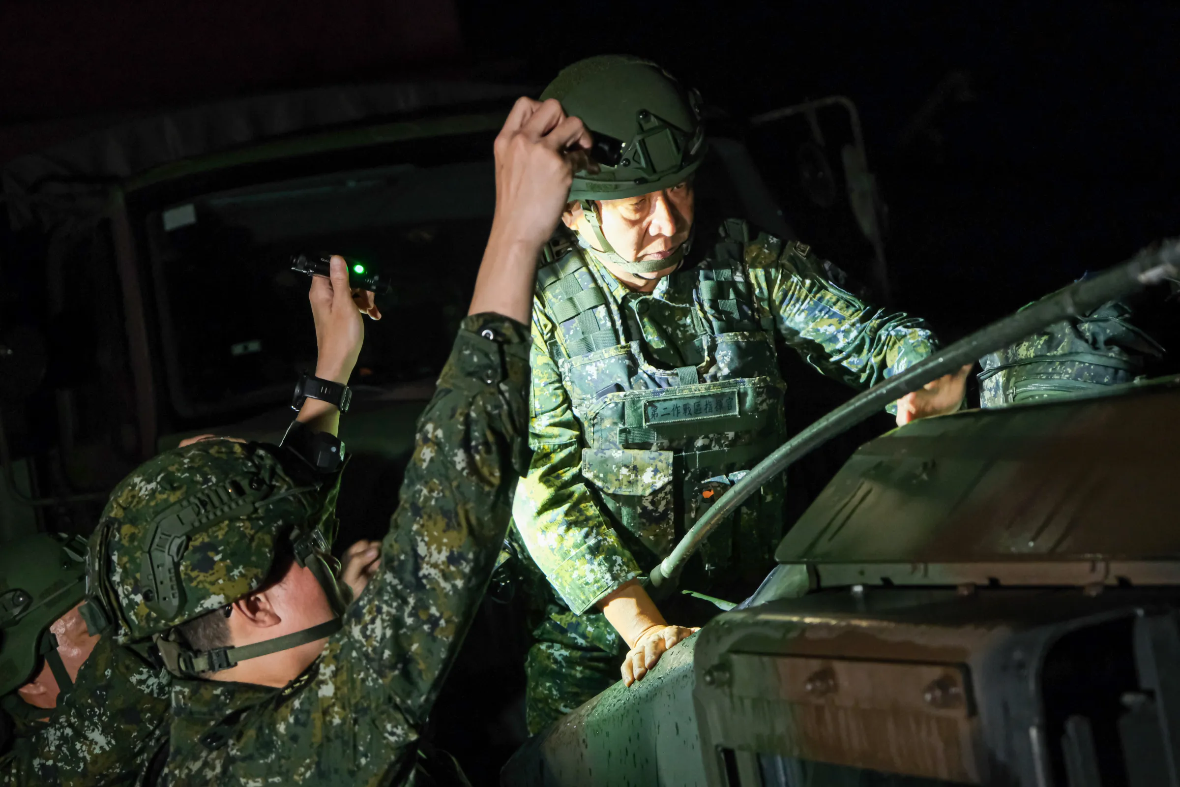 20260809-漢光42號演習於9日進行,花防部指揮官邱之峯陸軍中將(中)親自檢查準備出發的車輛。(劉偉宏攝)