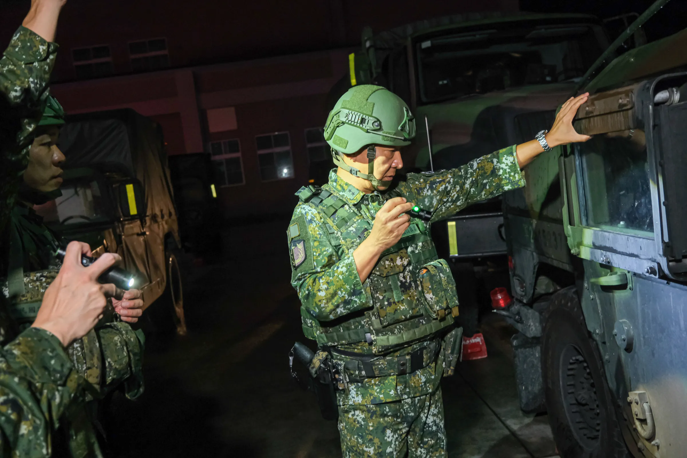 20260809-漢光42號演習於9日進行,花防部指揮官邱之峯陸軍中將(中)親自檢查準備出發的車輛。(劉偉宏攝)