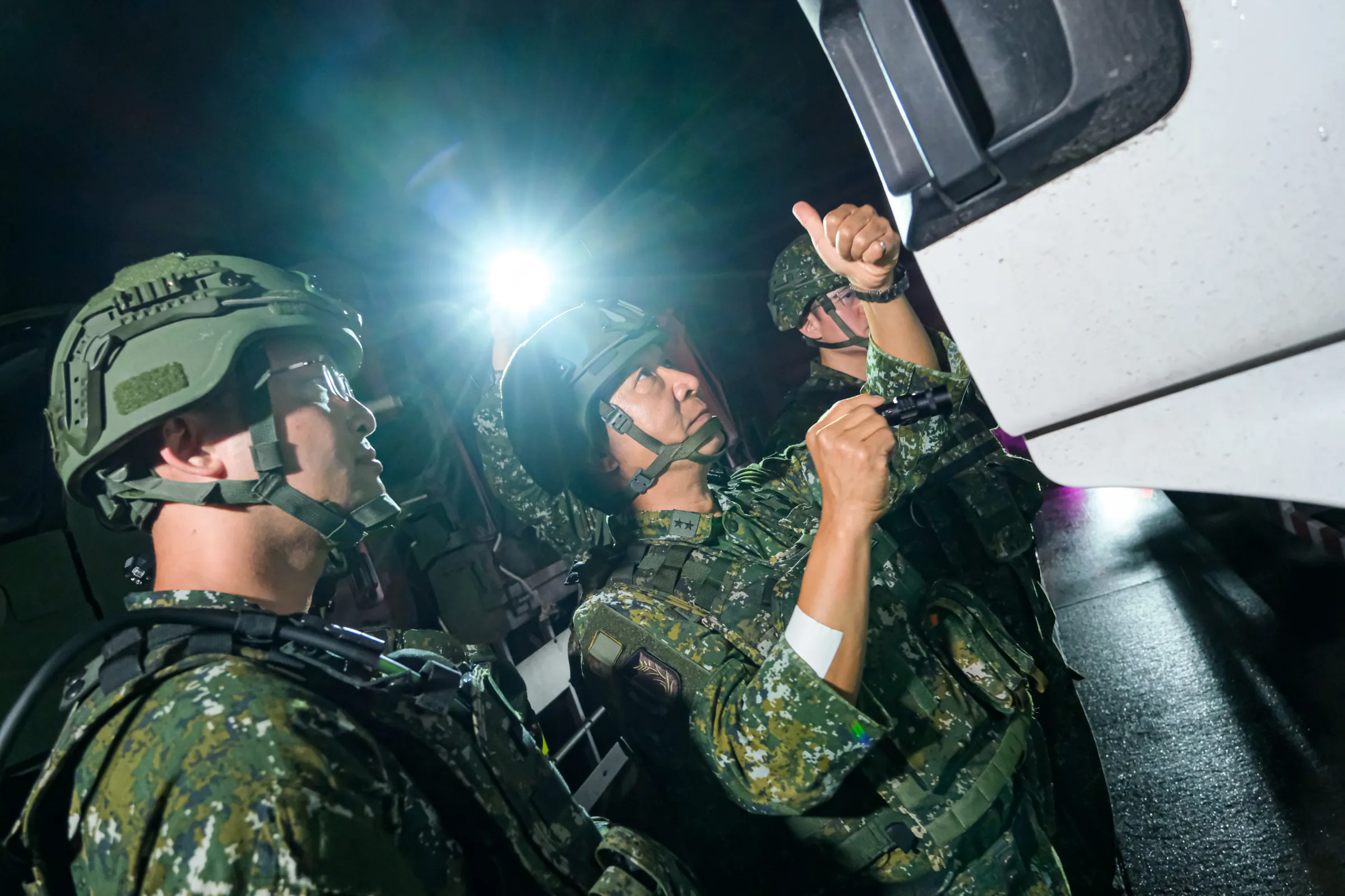 20260809-漢光42號演習於9日進行,花防部指揮官邱之峯陸軍中將(中)親自檢查準備出發的車輛。(劉偉宏攝)