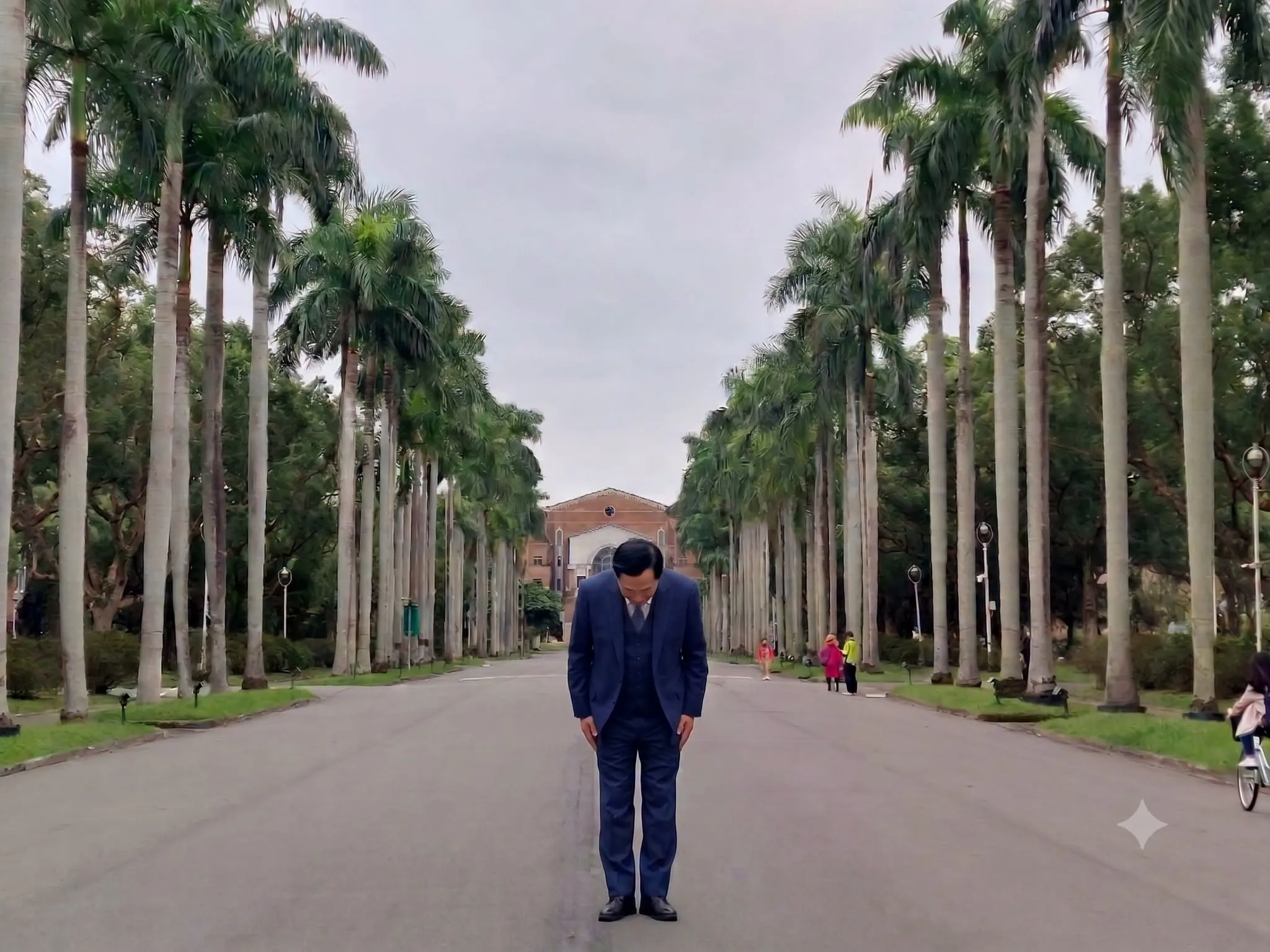前台大校長管中閔日前發出一張站在台大椰林大道前深深鞠躬的照片,象徵向陪伴自己多年的教職生涯正式告別。(取自管中閔臉書)