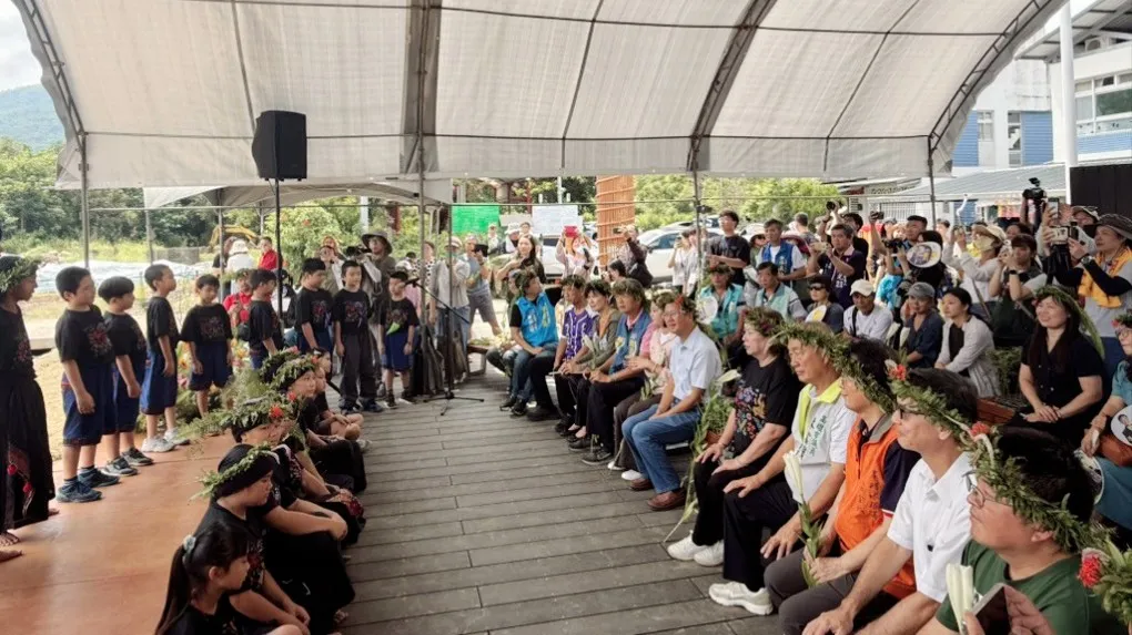 日光小林村民以大武壠族傳統歌謠,開啟重要且充滿祝福的一天。(圖/日光小林社區提供)