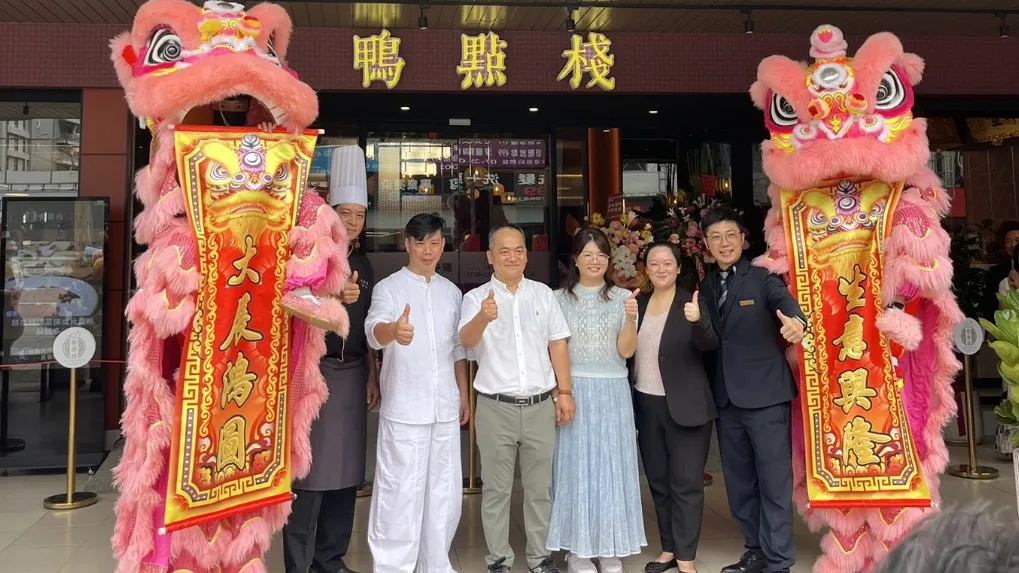 「鴨點棧」,憑藉廣東菜、招牌烤鴨與港式點心打響名號,為回應老饕「訂不到位」的心聲,業者正式於左營華夏路開設第二間分店。(圖/徐炳文攝)