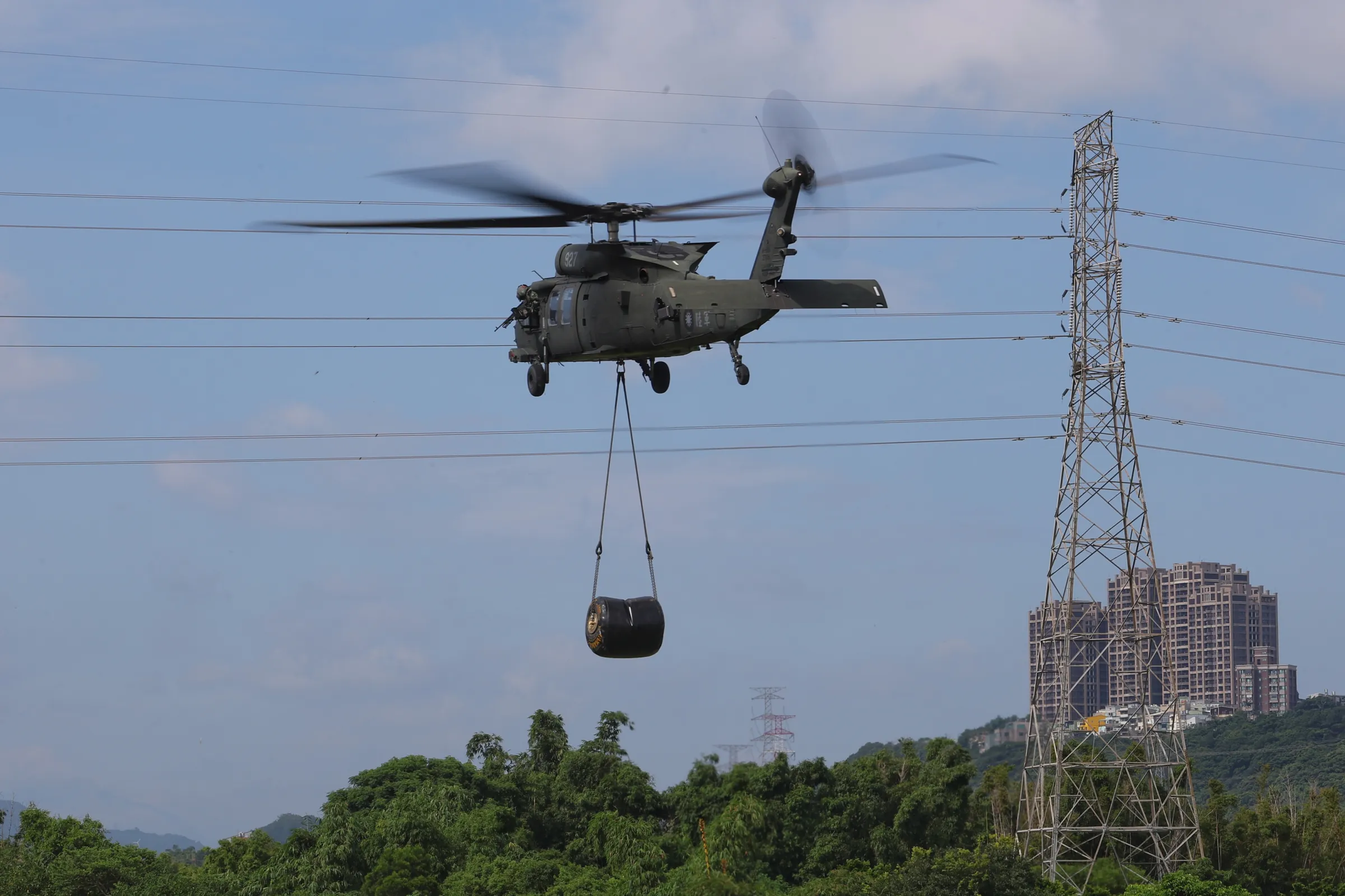 20260811-國軍「漢光42號」演習實兵演練,陸軍601旅直升機油料整補。(顏麟宇攝)