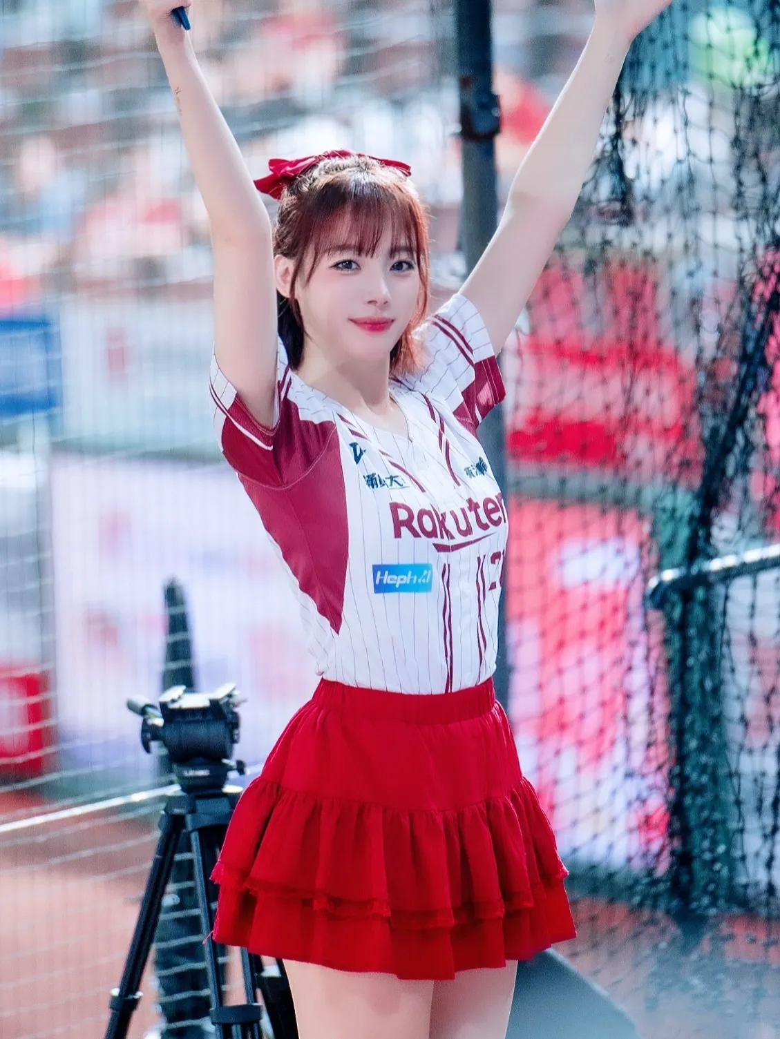 樂天桃猿啦啦隊女神河智媛(如圖)日前才因穿上阿美族服飾跳K-POP歌曲被炎上,今(11)日又被放入花蓮縣長參選人競選宣傳,引發肖像授權與法律爭議,經紀公司緊急聲明未授權任何政治用途,並要求立即刪除素材。(圖/翻攝自河智媛IG@hajiwon.22)