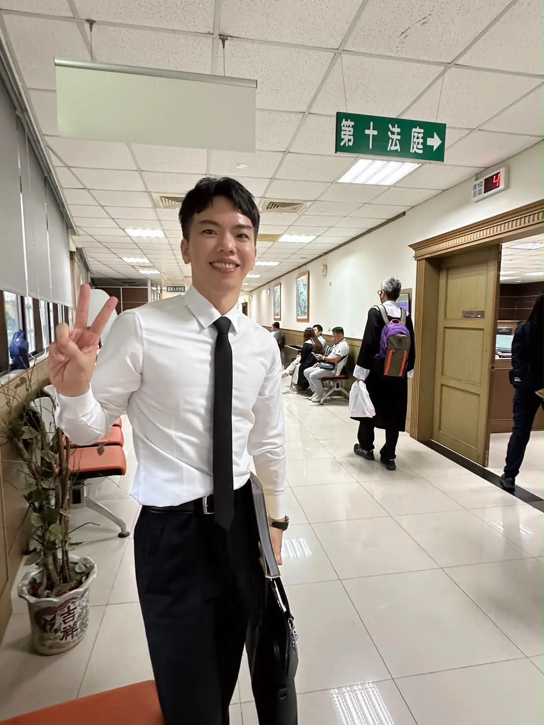 家寧案一審判決無罪,辯護律師郭柏鴻(如圖)在法庭外開心比YA,引發熱烈討論。(圖/翻攝自郭柏鴻Threads@pohong.kuo)