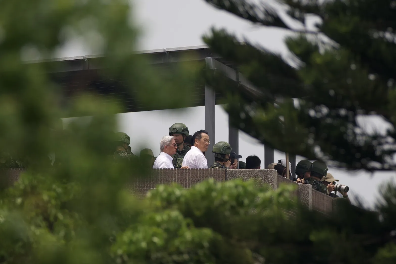 20260812-漢光42號演習第8日,憲兵與陸戰66旅在北投地區進行操演,國防部長顧立雄(右)、副部長徐斯儉(左)。(張曜麟攝)