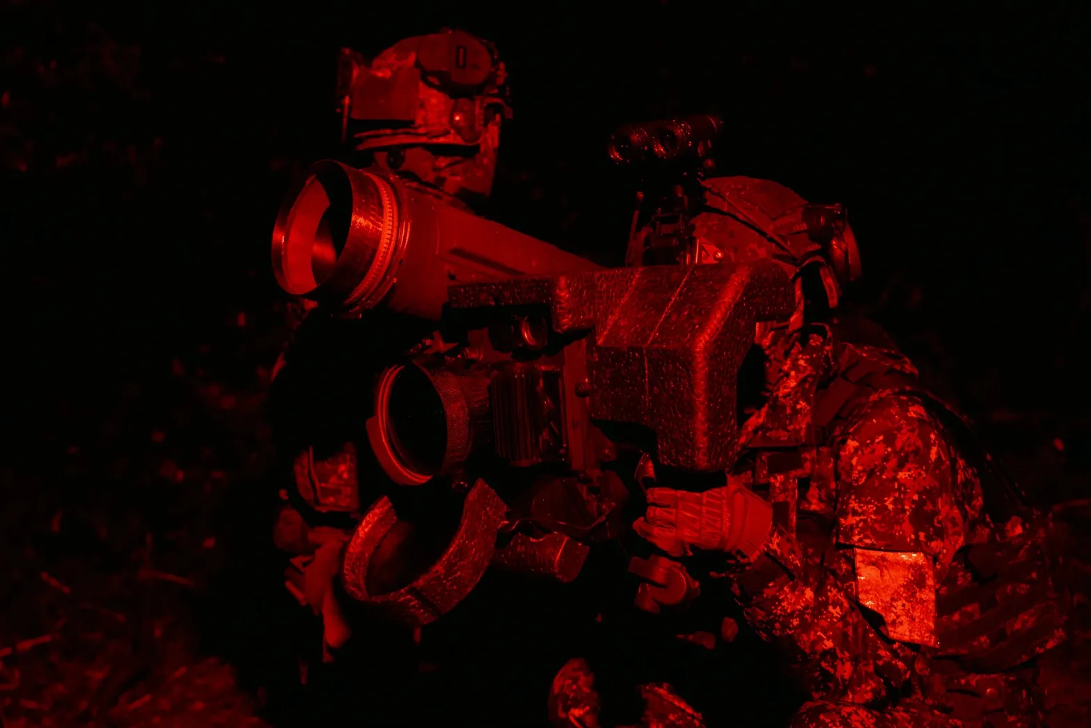 20260812-國軍漢光42號實兵演習,特戰官兵於夜間伏擊作戰中,操作標槍飛彈對敵車隊實施精準打擊。(國防部提供)