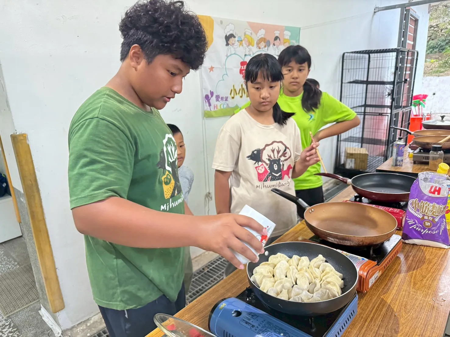 原本不諳下廚的部落孩子,透過課程也能熟練煮出飯菜。(頂新和德文教基金會提供)