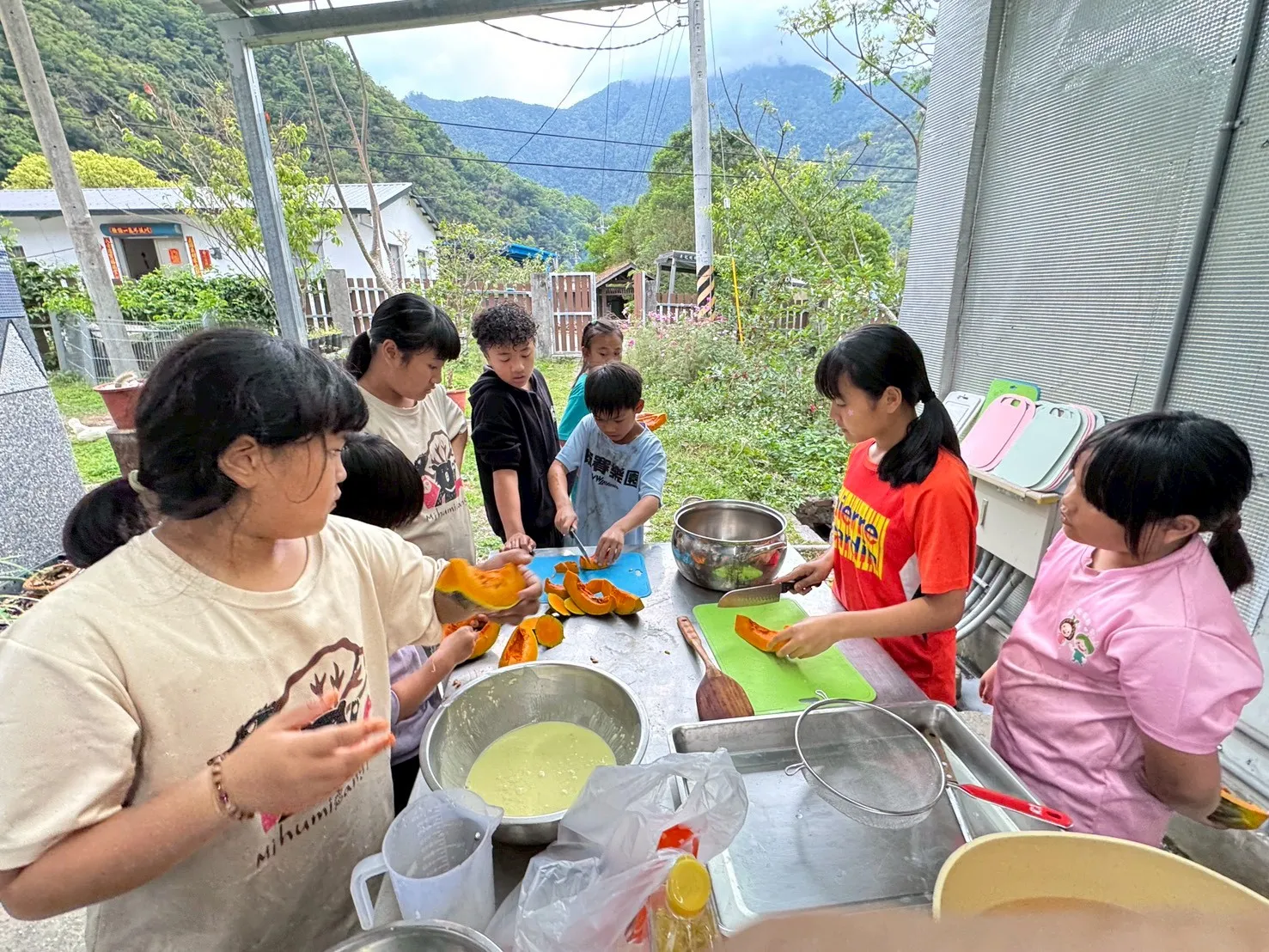 透過下廚,孩子們擁有自助、亦能助人的力量。(頂新和德文教基金會提供)
