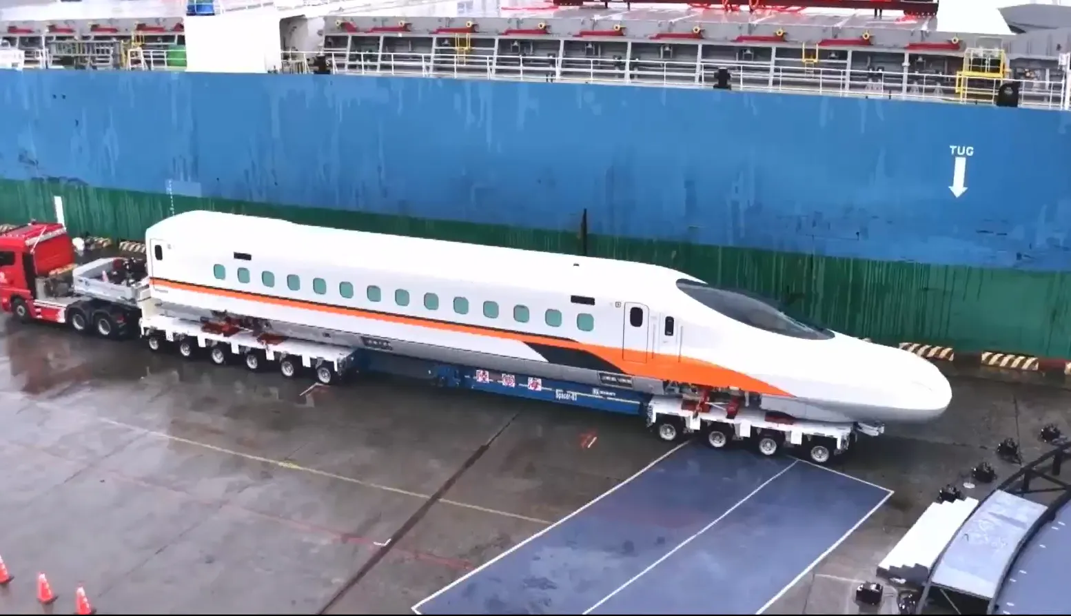 高鐵新車來了!新型號N700ST今(15)日於高雄港順利抵台。(圖/翻攝自台灣高鐵臉書)