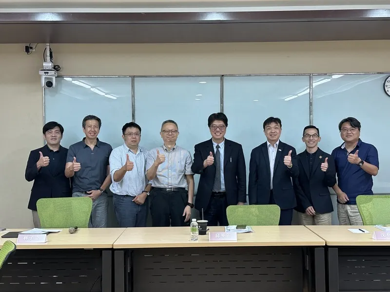 中國境管新規影響 邱垂正出席座談會 東海大學中國大陸暨區域發展研究中心17日舉辦「中共入出境新規對兩岸交流的影響」座談會,陸委會主委邱垂正(右4)、陸委會副主委沈有忠(右3)及多名學者出席,就安全化治理、美中競爭、法制風險與傳播政策等,分析新規對兩岸民間互動影響。中央社記者趙麗妍攝115年8月17日