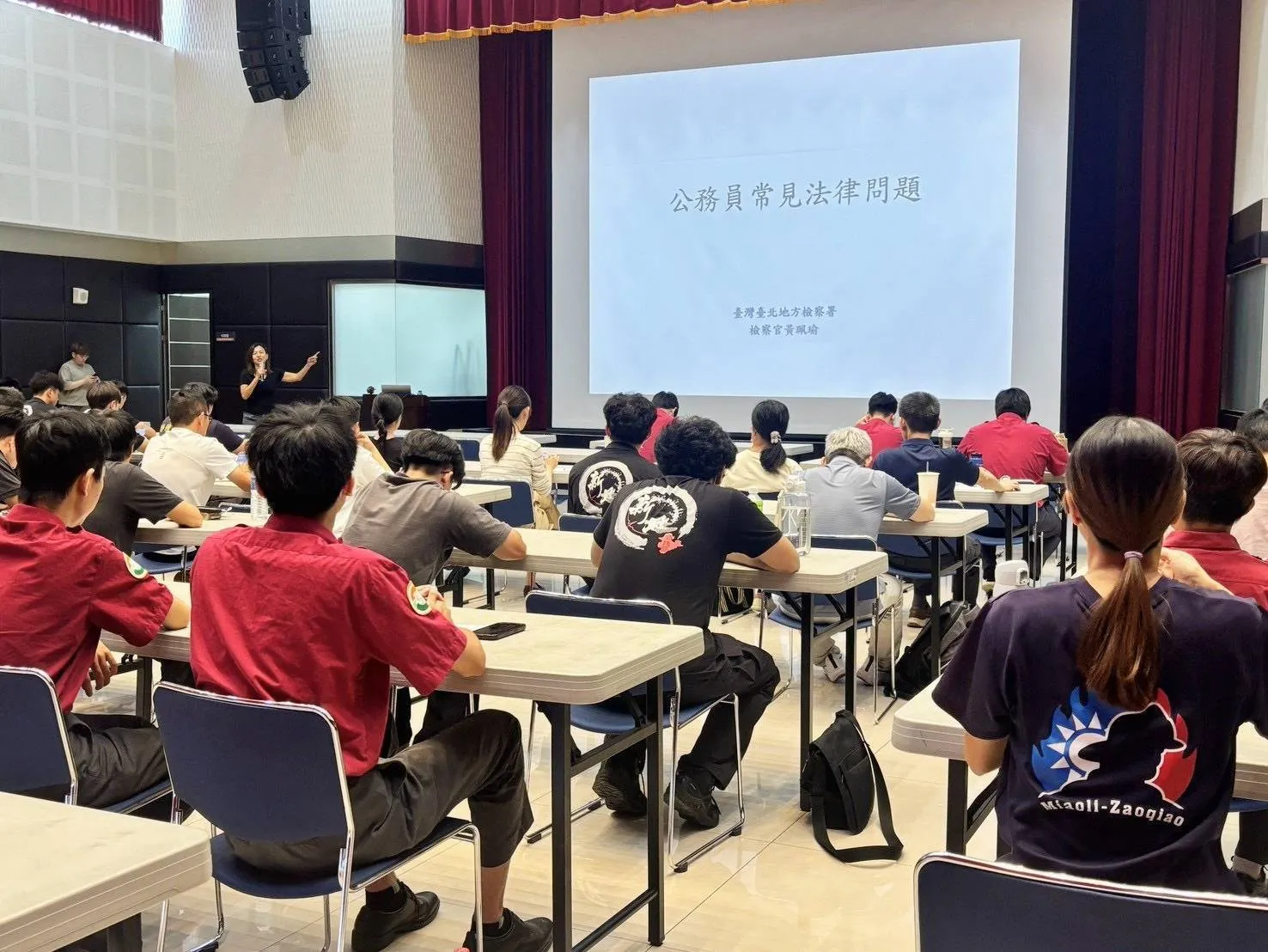 臺北地方檢察署黃珮瑜檢察官授課,深入淺出分享廉政法治實務,強化同仁法紀觀念。(新北市政府消防局提供)