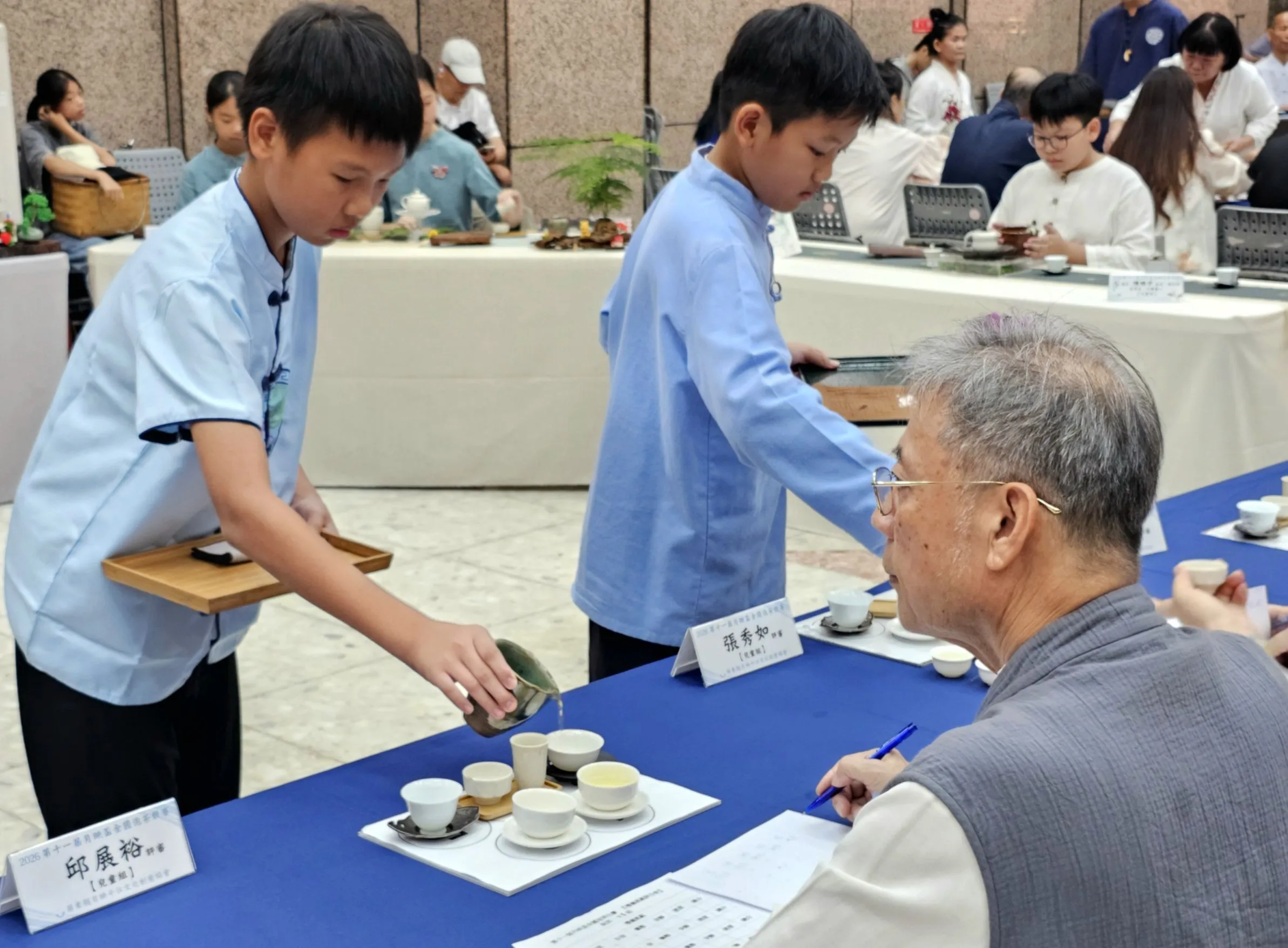 今年首度推出的「兒童組」表現亮眼,參賽兒童年紀雖小,但從坐姿、執壺、注水到呈茶,動作沉穩優雅,展現出茶道教育向下扎根的豐碩成果。(圖/高雄市農業局提供)
