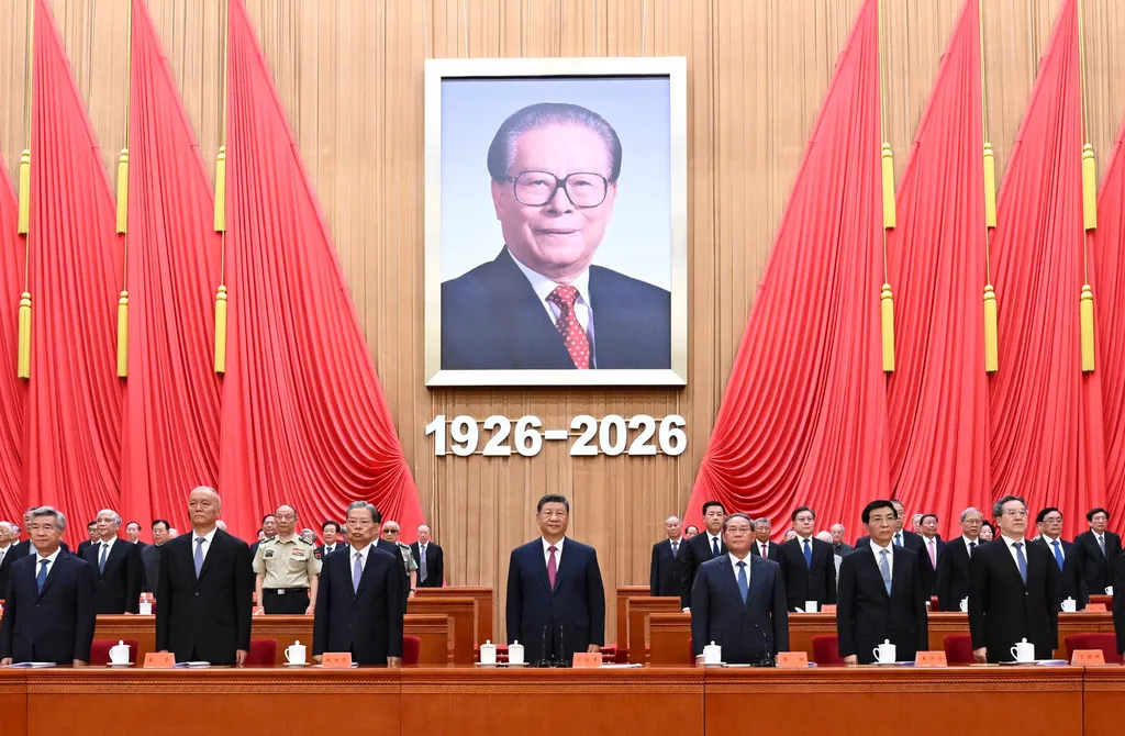中共召開「紀念江澤民100歲誕辰」大會,習近平(中)等政治局常委全員出席。(美聯社)
