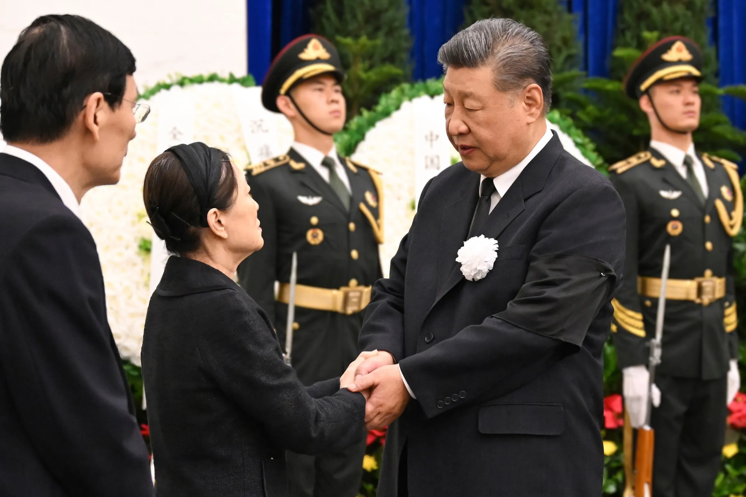 2026年8月18日,習近平出席朱鎔基的告別式,並向家屬致哀。(美聯社)