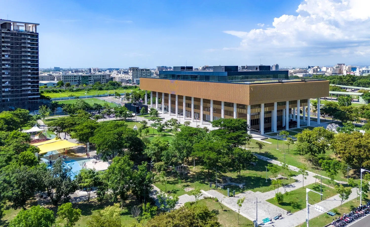 台南市立圖書館總館坐擁開闊公園綠地,周邊四座公園綠意環抱,形成城市難得的「都心綠肺」。圖片/業者提供