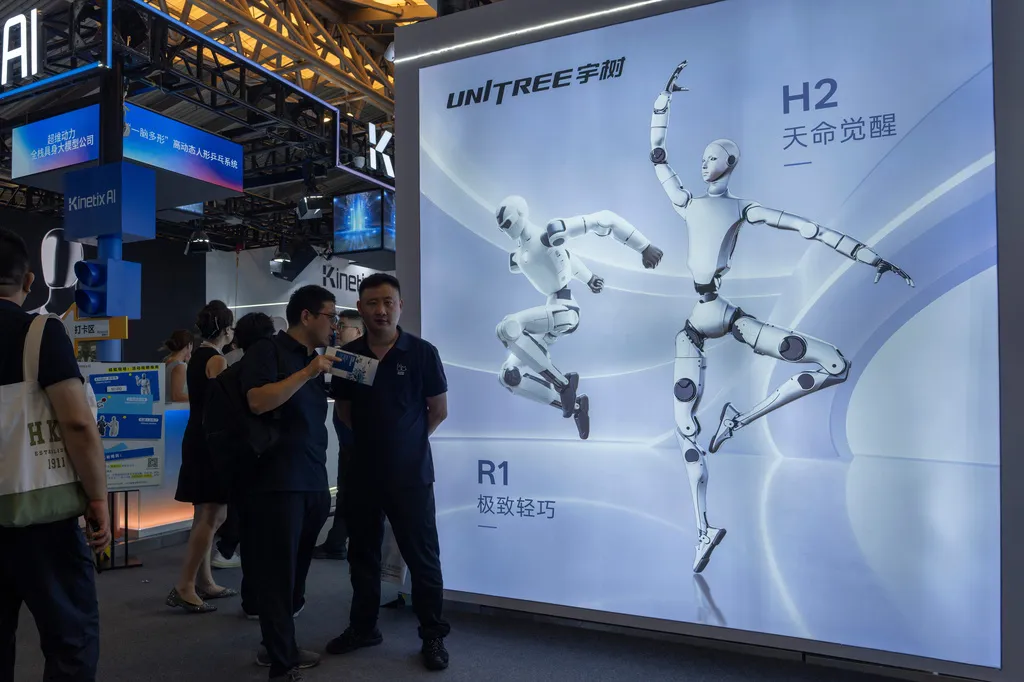 中國知名人形機器人大廠宇樹科技,在上海AI展展示旗下多款機器人。(美聯社)
