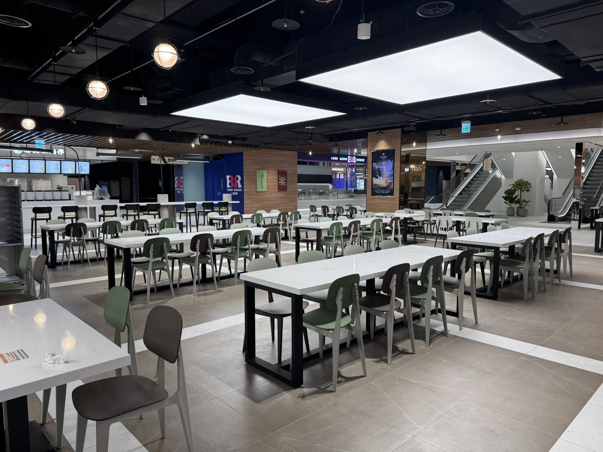 B2近3,000坪餐飲空間,集結超過80個餐飲與伴手禮品牌,並規劃約550席複合式餐飲座位。(劉芯衣攝)