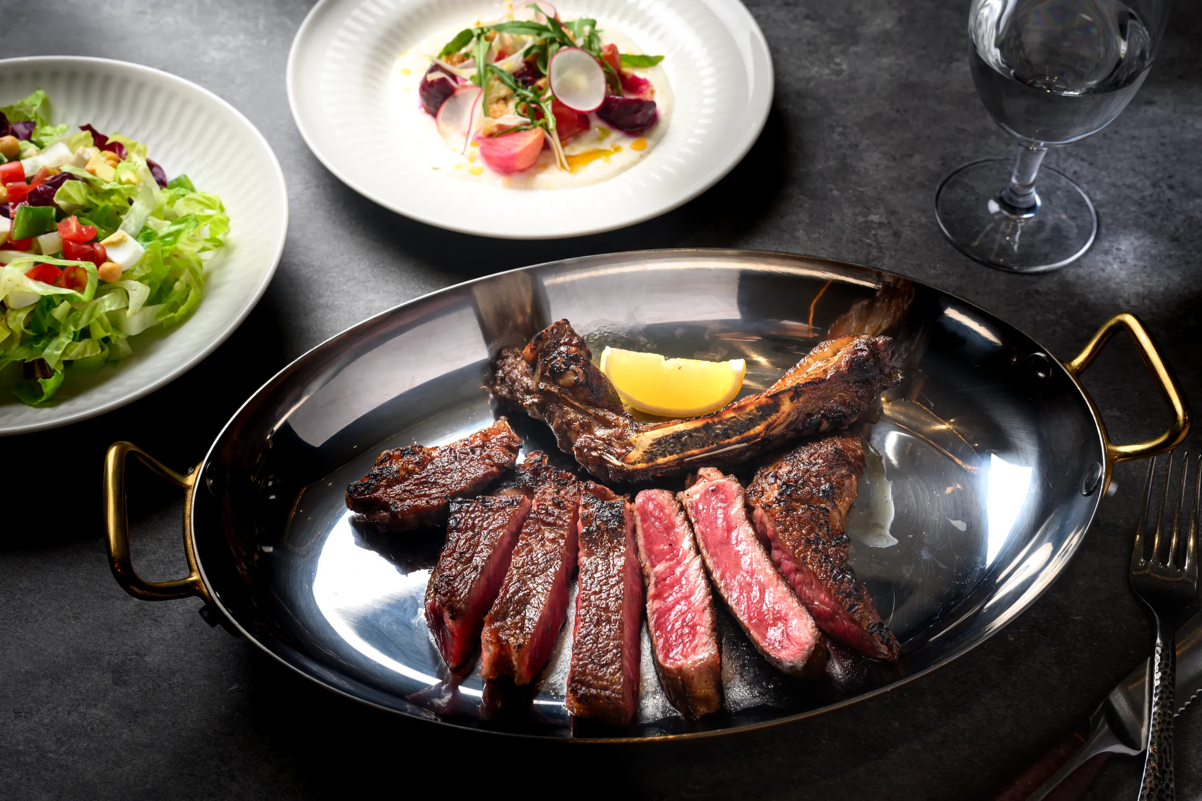 國賓飯店首創全新品牌「The Grill by A CUT」,將於9月進駐台北大巨蛋商場。(國賓大飯店提供)