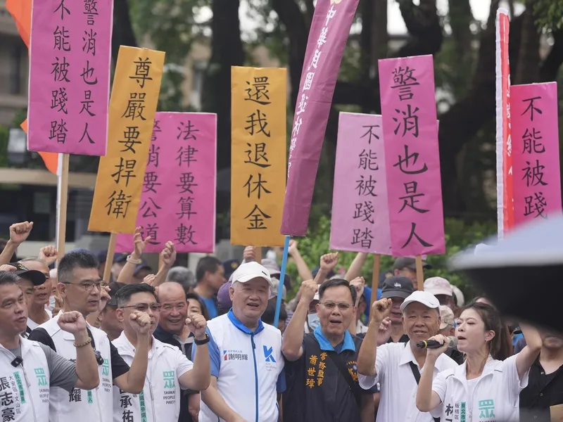退休警消赴政院籲編預算(1) 立法院民國114年三讀修正「軍人待遇條例」、「警察人員人事條例」,行政院卻暫緩編列相關預算,並聲請釋憲。退休警消20日在民意代表陪同下前往行政院,要求政府補足相關待遇與保障。中央社記者徐肇昌攝115年8月20日