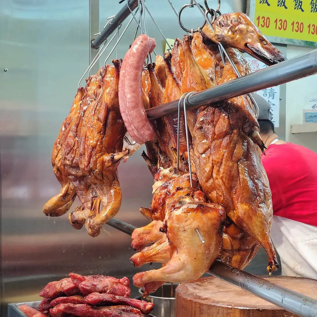 祥星記一鴨三吃的人氣「脆皮鴨腿飯」,深褐色鴨皮烤得薄脆油亮,配上特製蔥油鹹香撲鼻。(圖/Instagram@yozakura_saki)