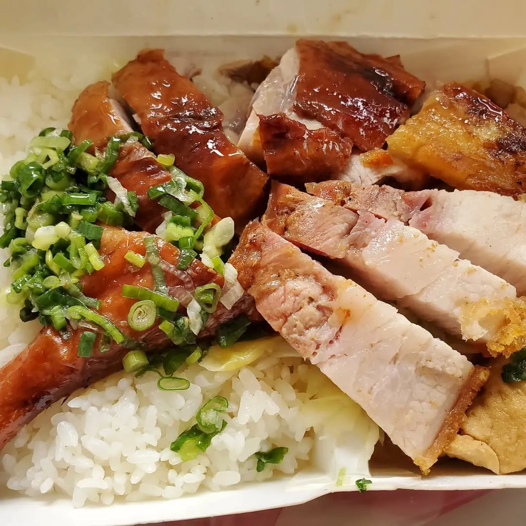 祥星記位在台北車站後站長安西路上,店家另附鴨骨熬製的熱湯與冰甜茶。(圖/Instagram@yozakura_saki)