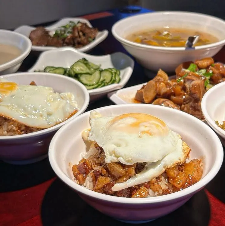 大稻埕滷肉飯的招牌滷肉飯鋪滿黑金肉燥,加點半熟荷包蛋讓蛋液滲入米飯更銷魂。(圖/Instagram@chaleteating)